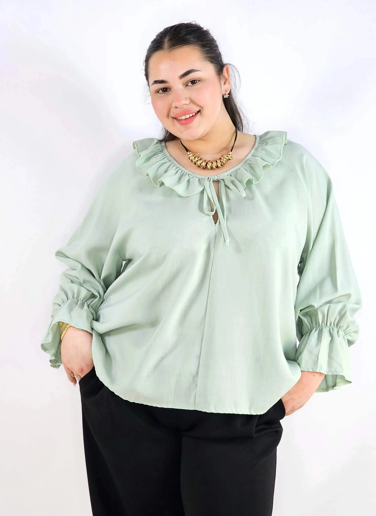Bluzka plus size z falbaną – romantyczna elegancja w lekkim wydaniu Stylowa XL