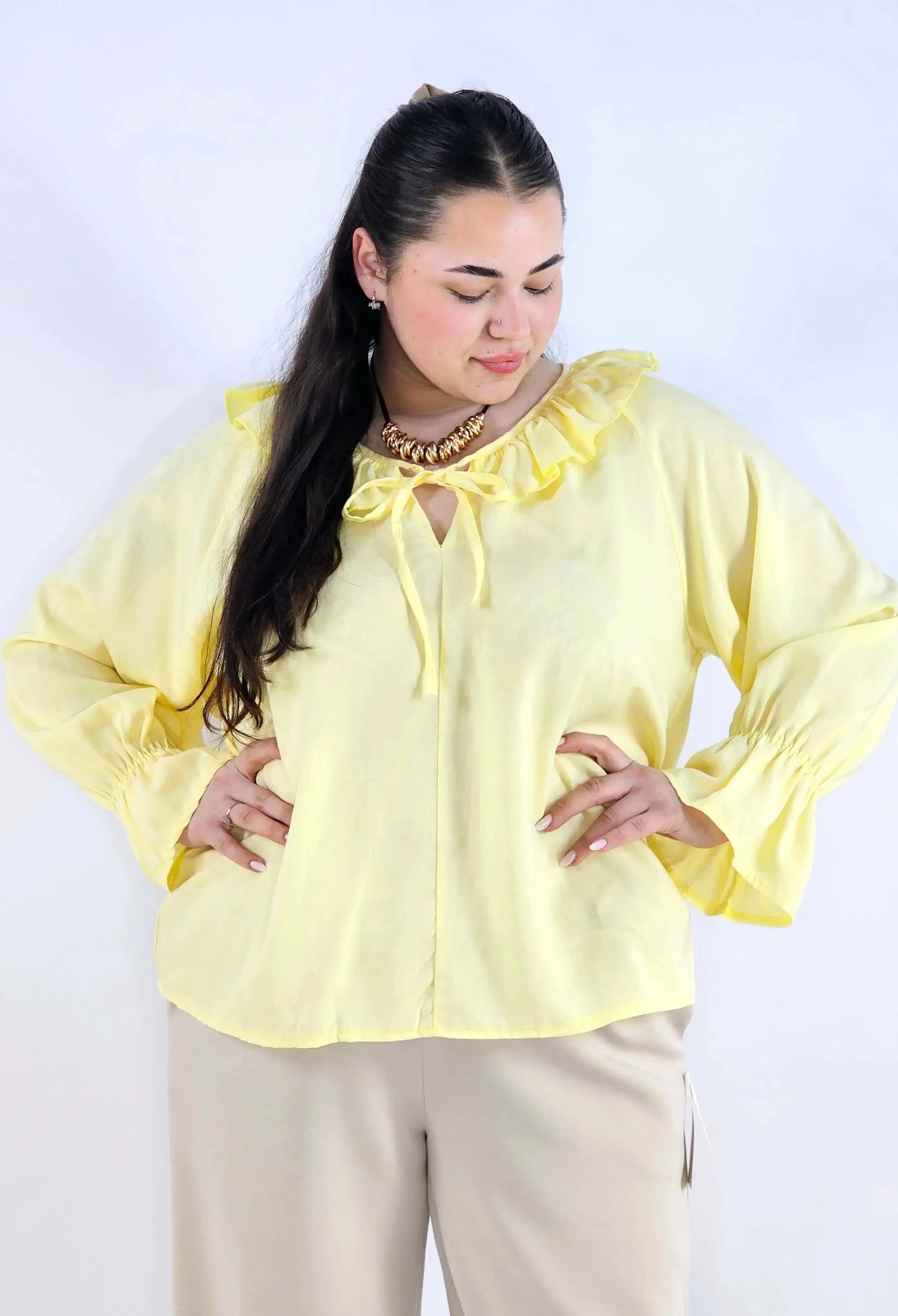 Bluzka plus size z falbaną – romantyczna elegancja w lekkim wydaniu Stylowa XL