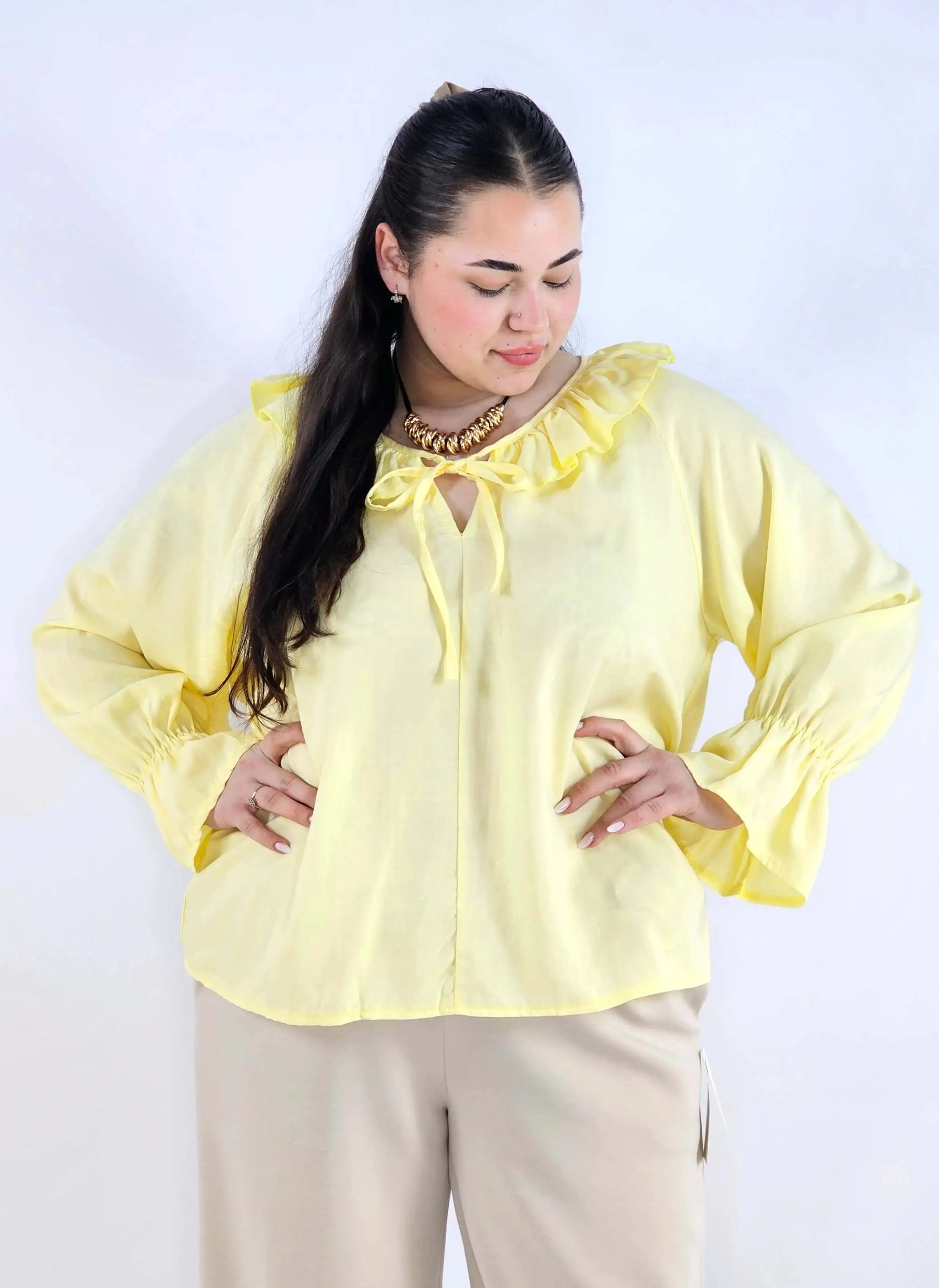 Bluzka plus size z falbaną – romantyczna elegancja w lekkim wydaniu Stylowa XL
