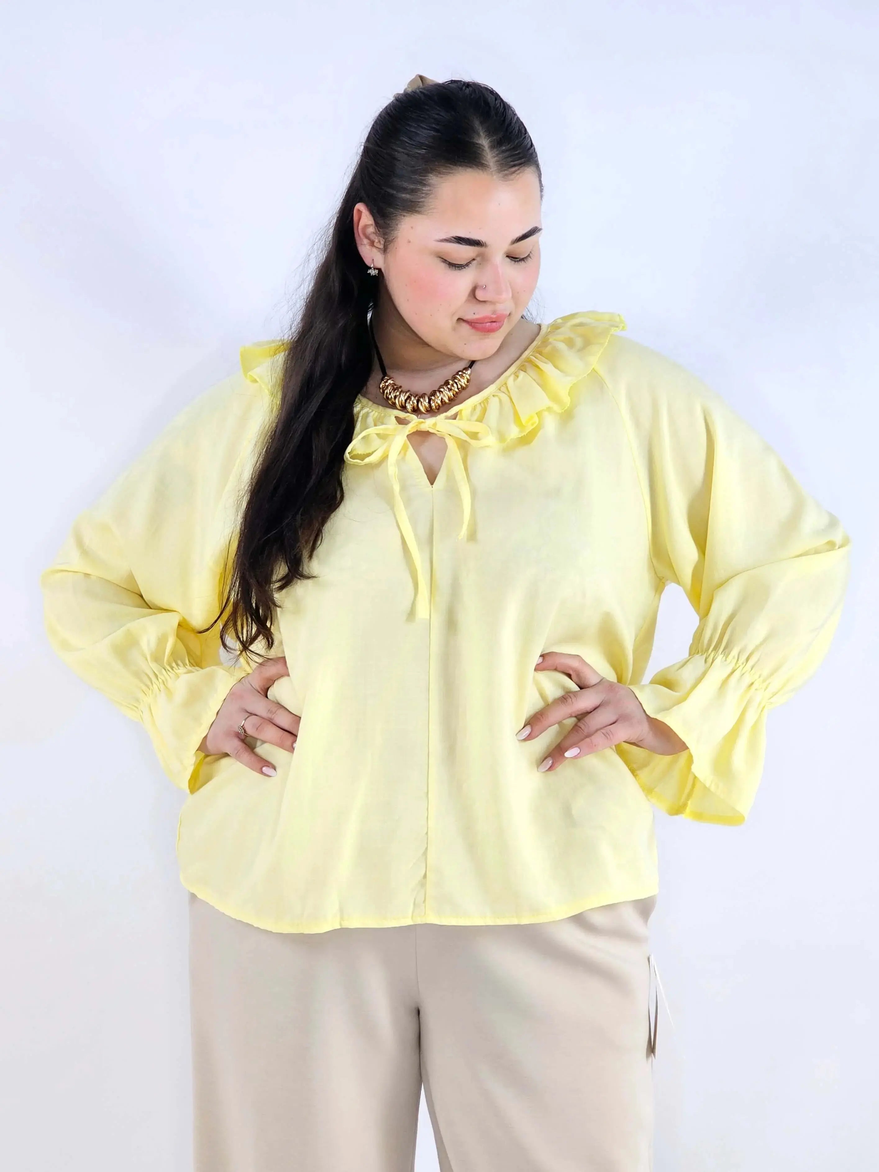 Bluzka plus size z falbaną – romantyczna elegancja w lekkim wydaniu Stylowa XL