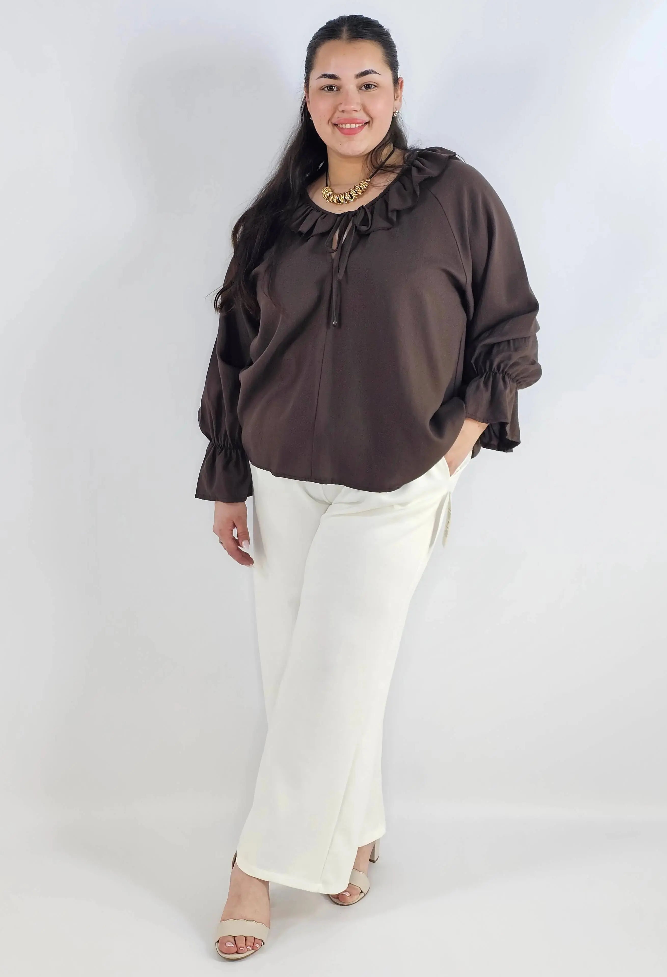 Bluzka plus size z falbaną – romantyczna elegancja w lekkim wydaniu Stylowa XL
