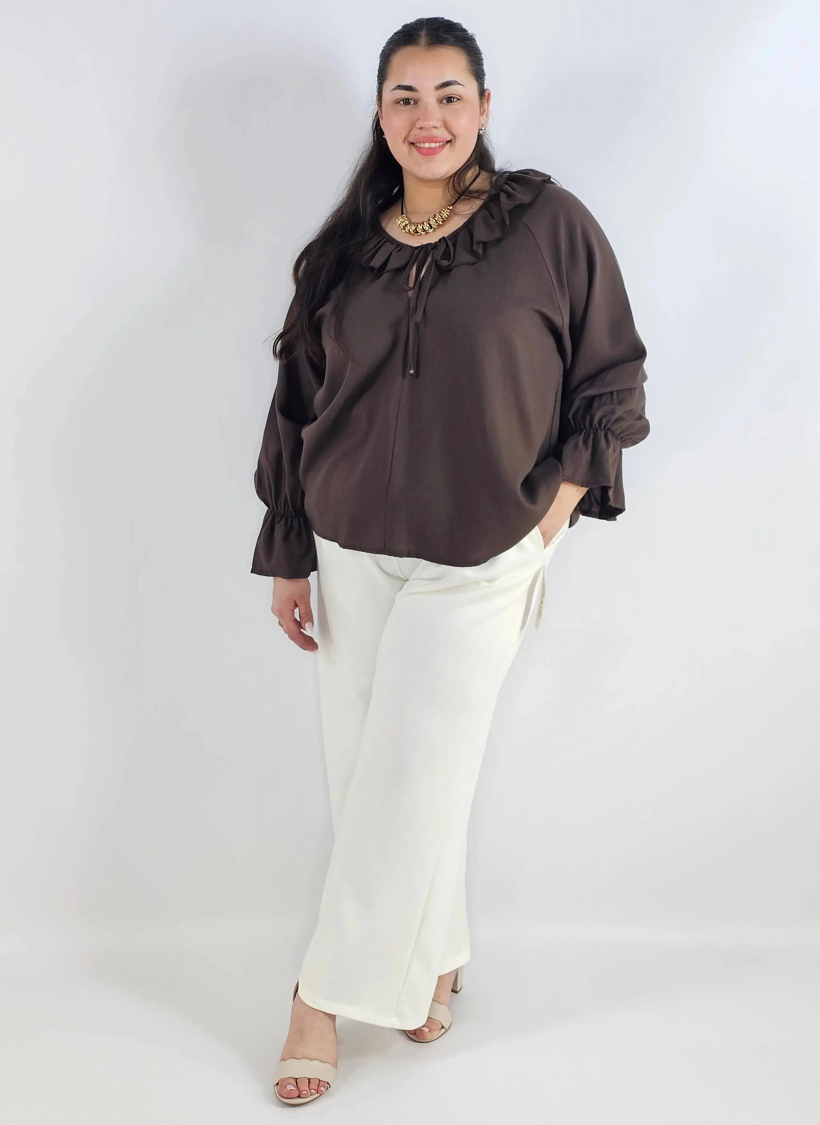 Bluzka plus size z falbaną – romantyczna elegancja w lekkim wydaniu Stylowa XL