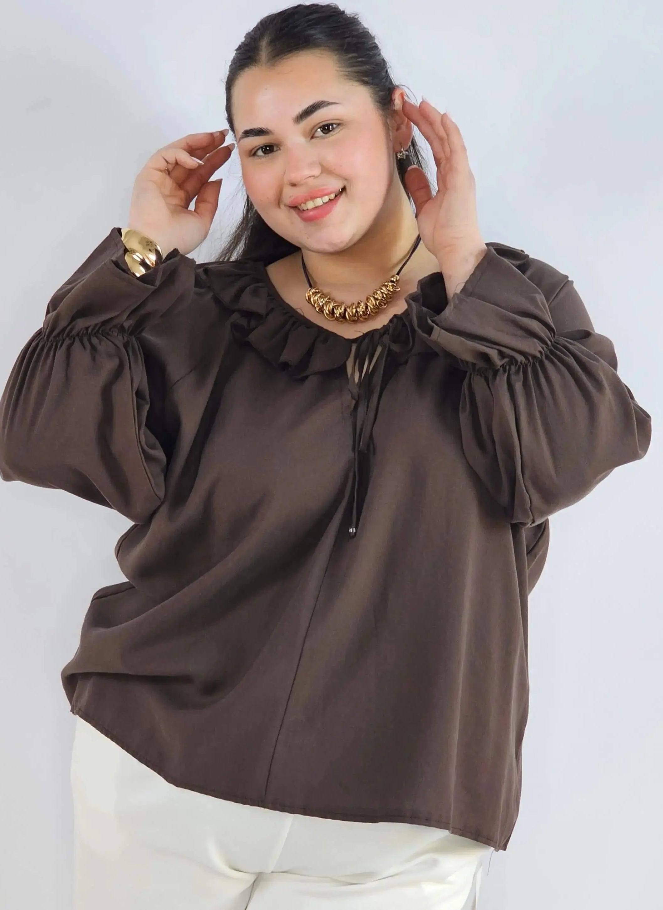 Bluzka plus size z falbaną – romantyczna elegancja w lekkim wydaniu Stylowa XL