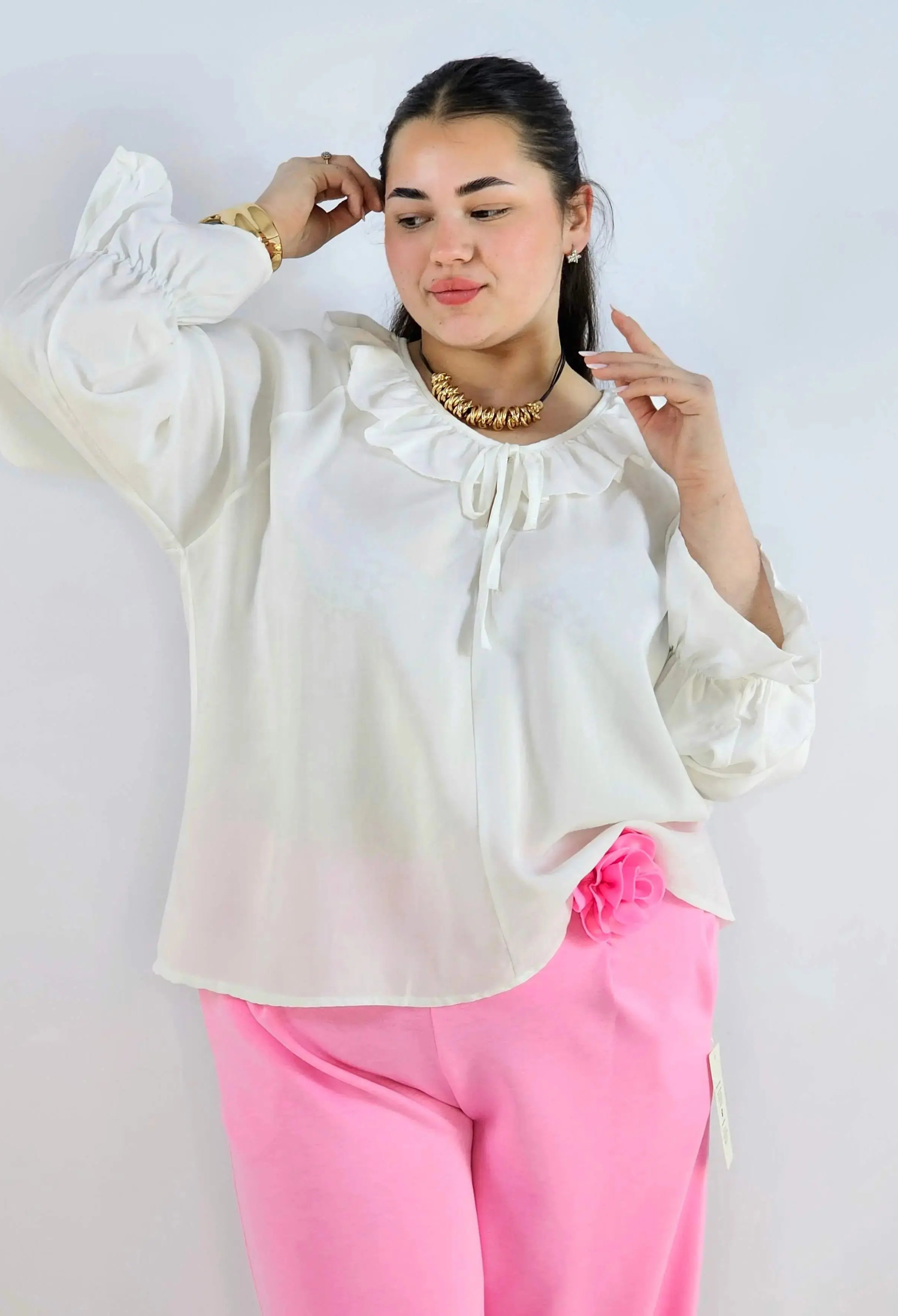 Bluzka plus size z falbaną – romantyczna elegancja w lekkim wydaniu Stylowa XL