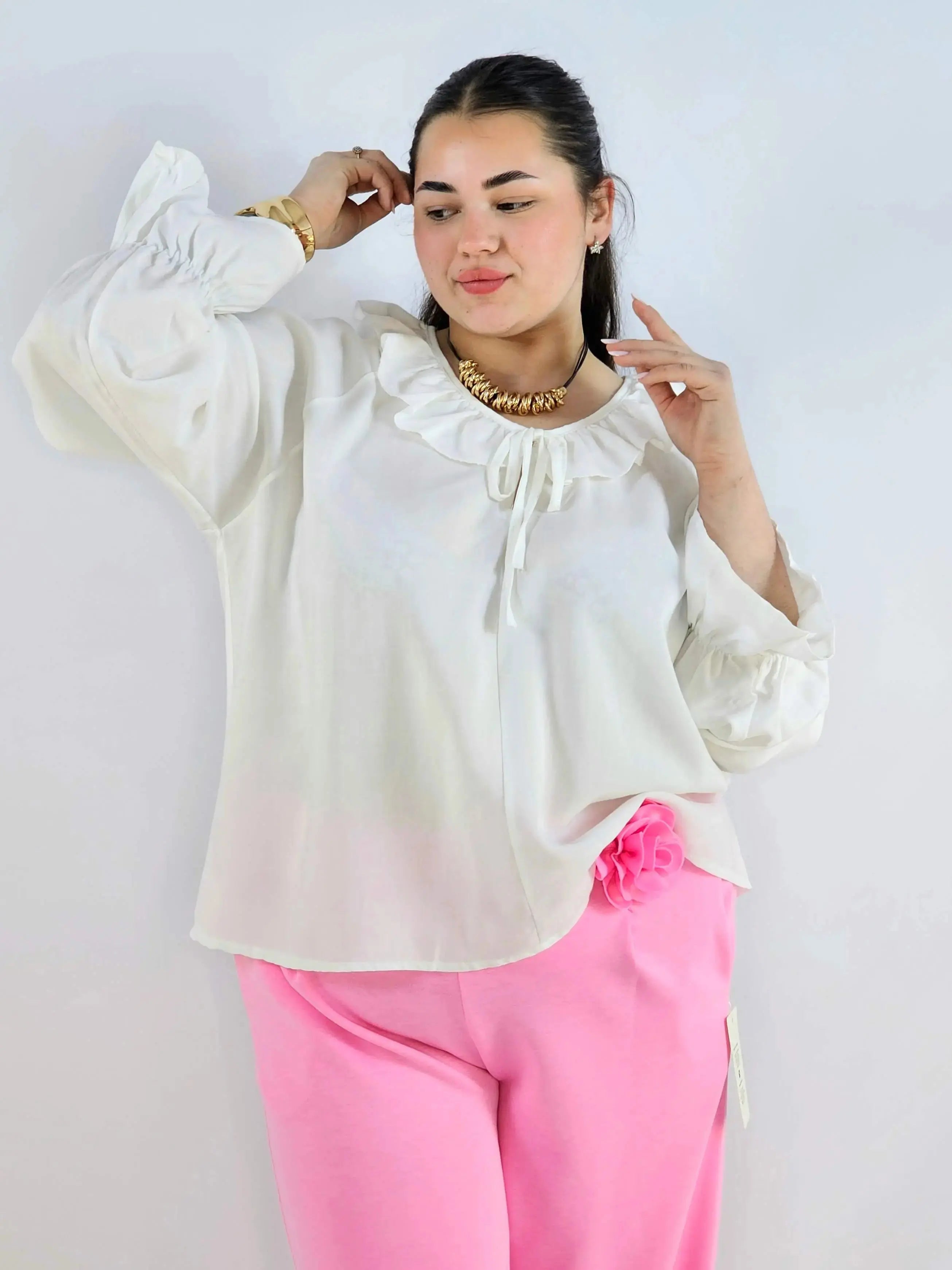 Bluzka plus size z falbaną – romantyczna elegancja w lekkim wydaniu Stylowa XL