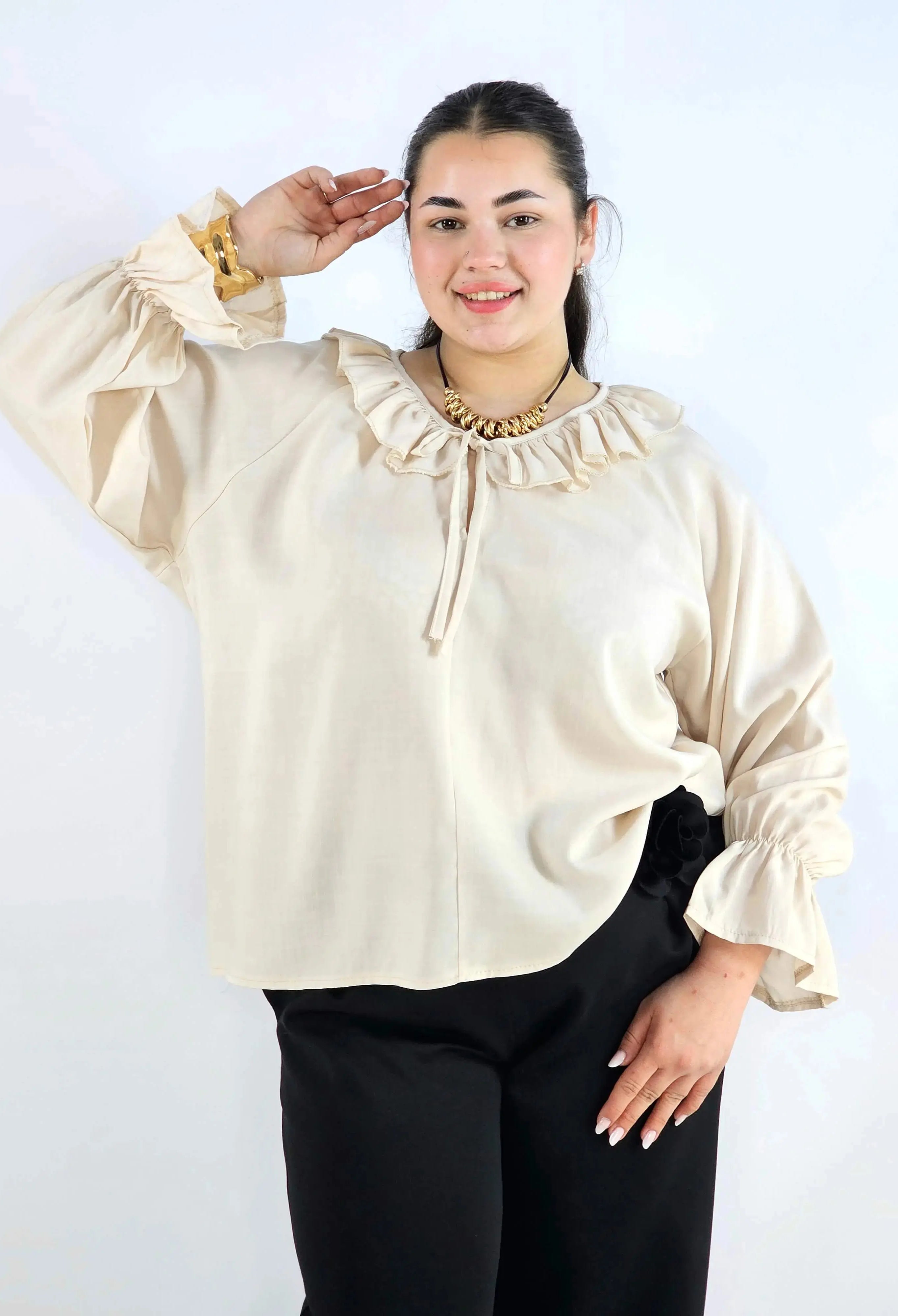Bluzka plus size z falbaną – romantyczna elegancja w lekkim wydaniu Stylowa XL