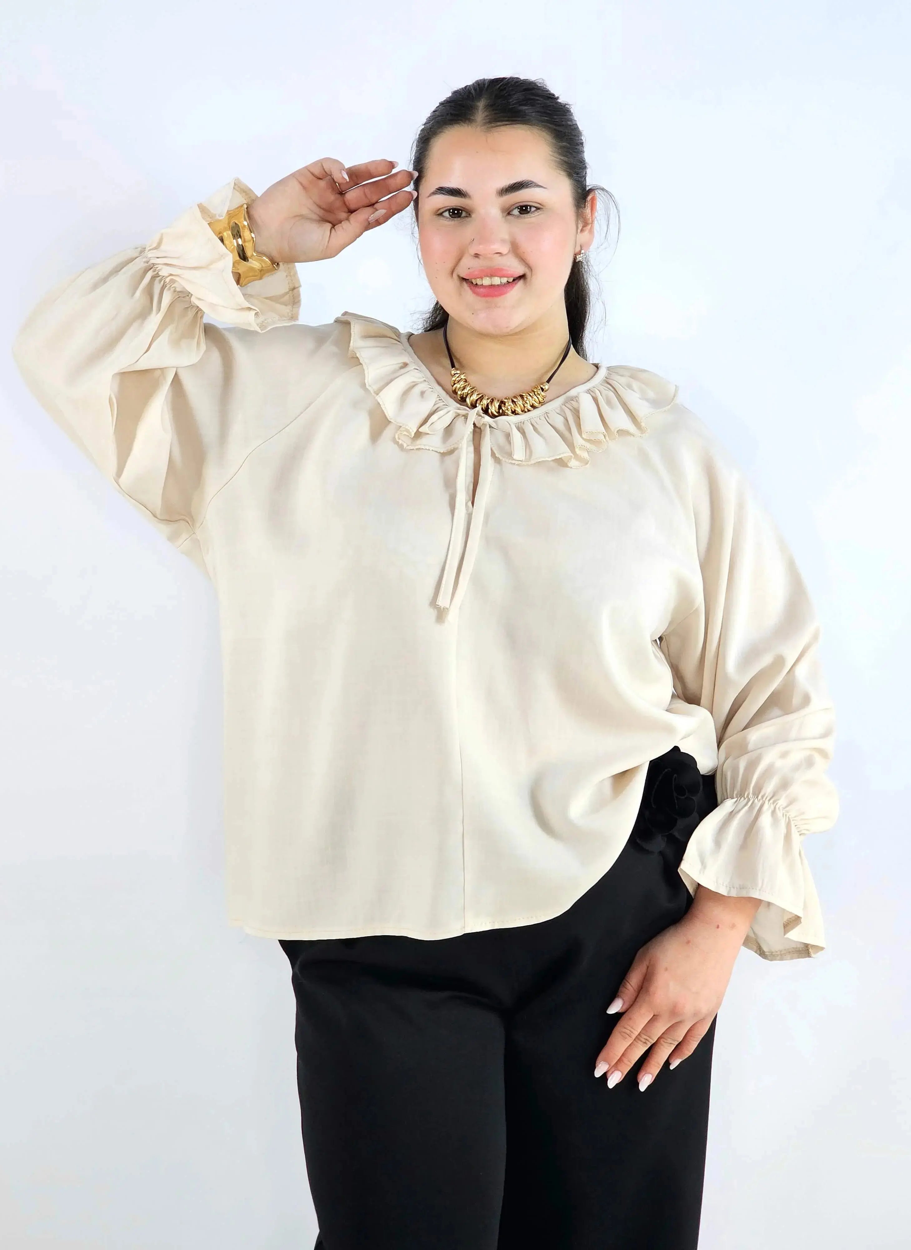 Bluzka plus size z falbaną – romantyczna elegancja w lekkim wydaniu Stylowa XL