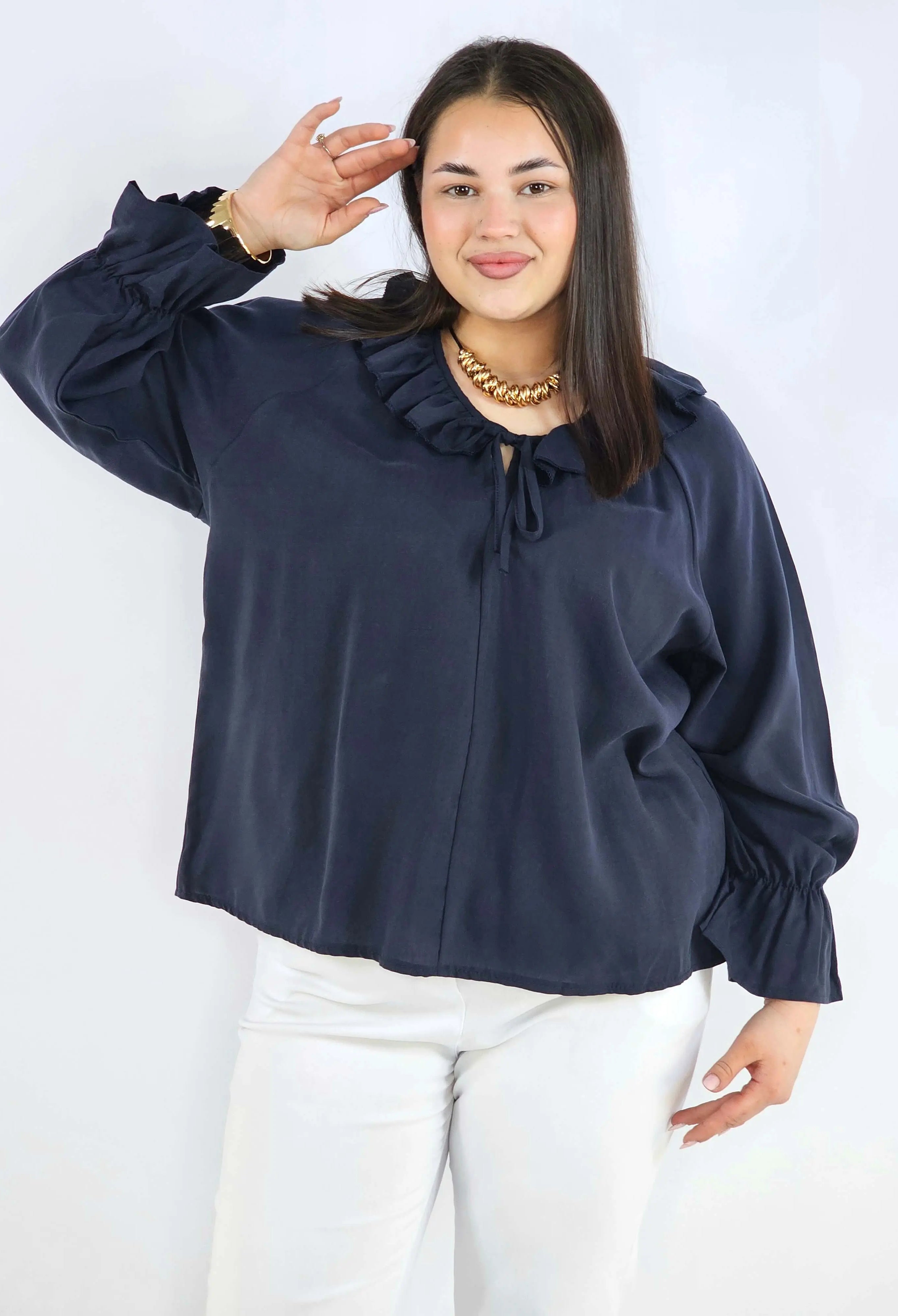 Bluzka plus size z falbaną – romantyczna elegancja w lekkim wydaniu Stylowa XL