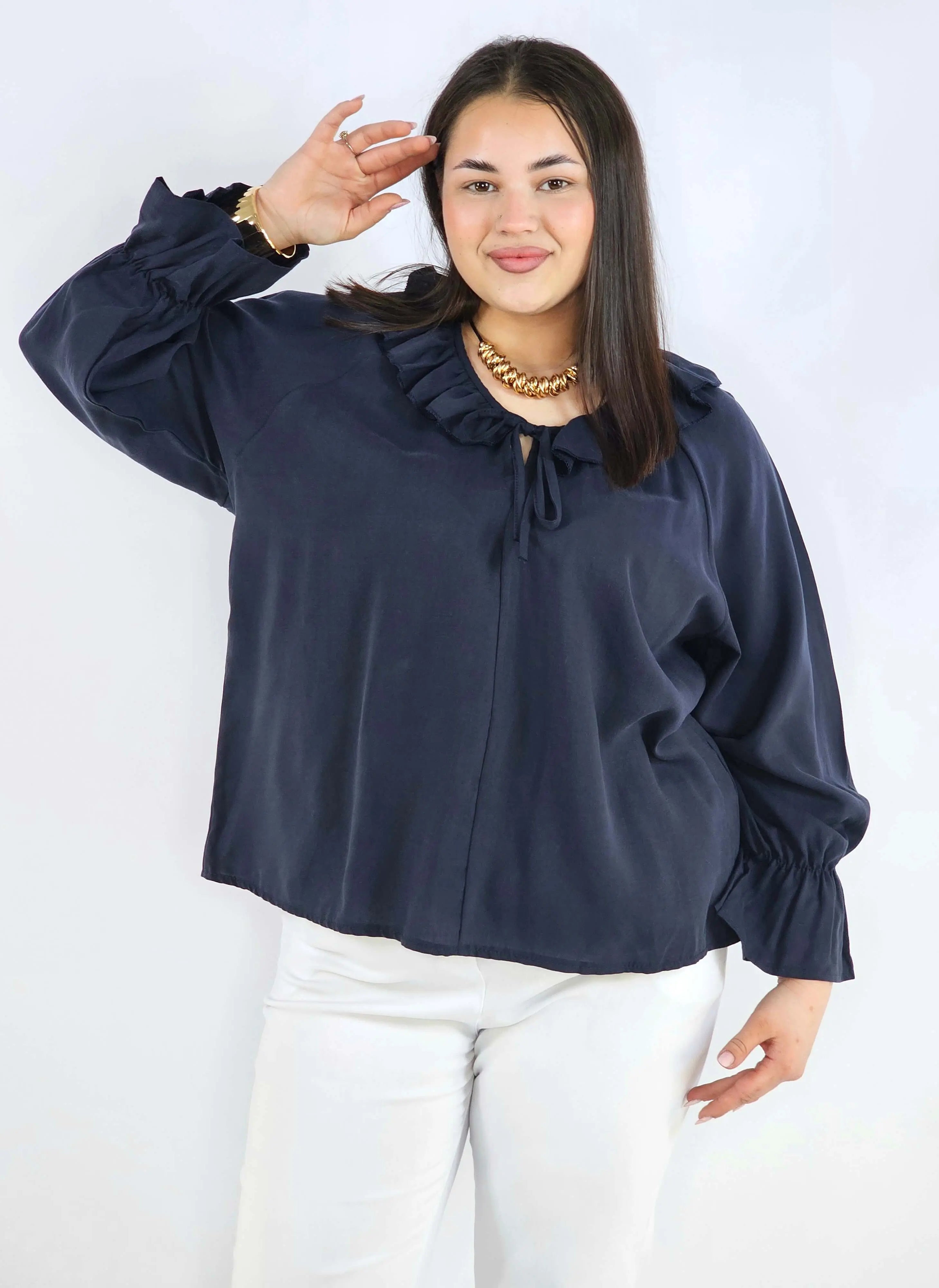 Bluzka plus size z falbaną – romantyczna elegancja w lekkim wydaniu Stylowa XL
