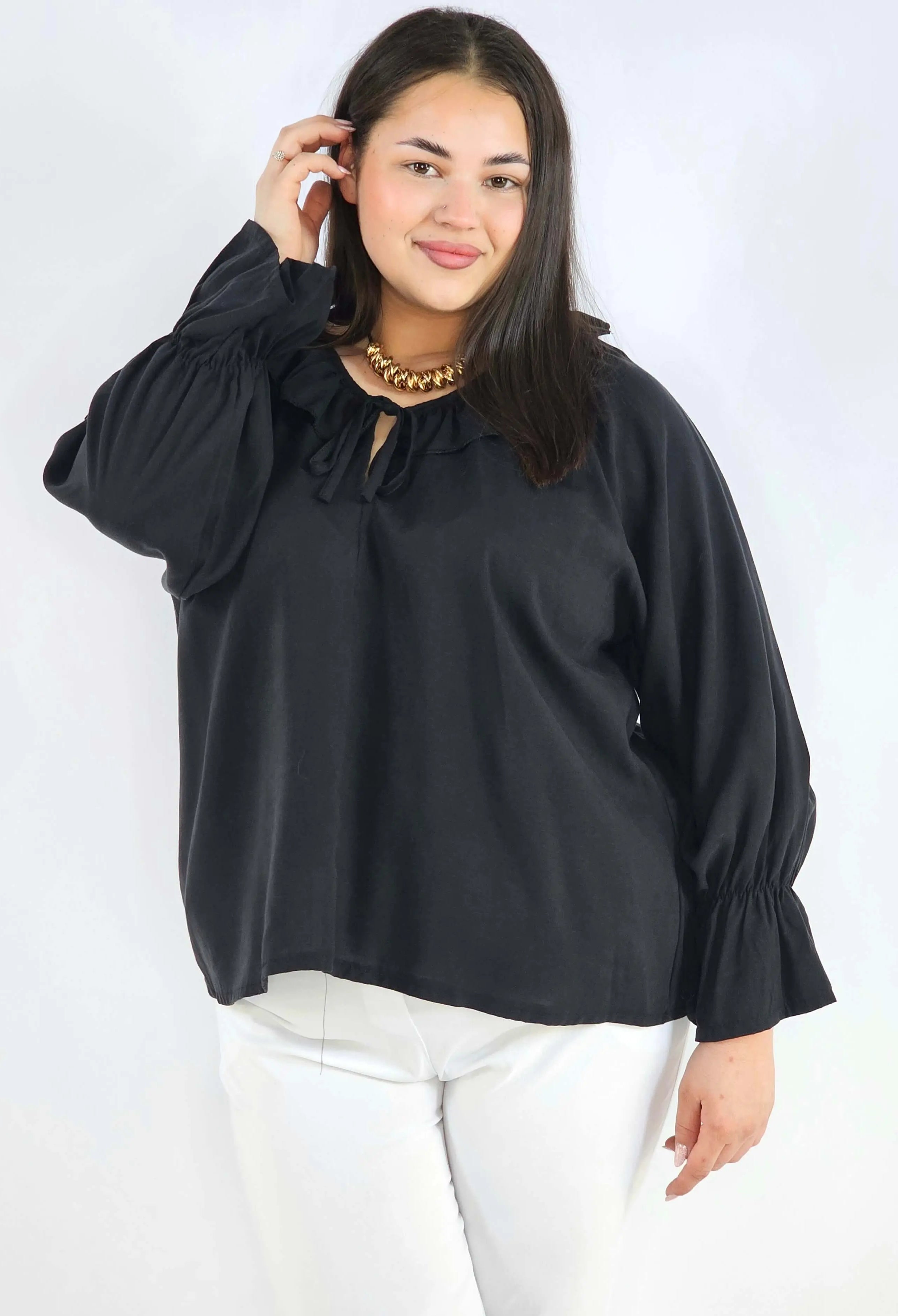 Bluzka plus size z falbaną – romantyczna elegancja w lekkim wydaniu Stylowa XL