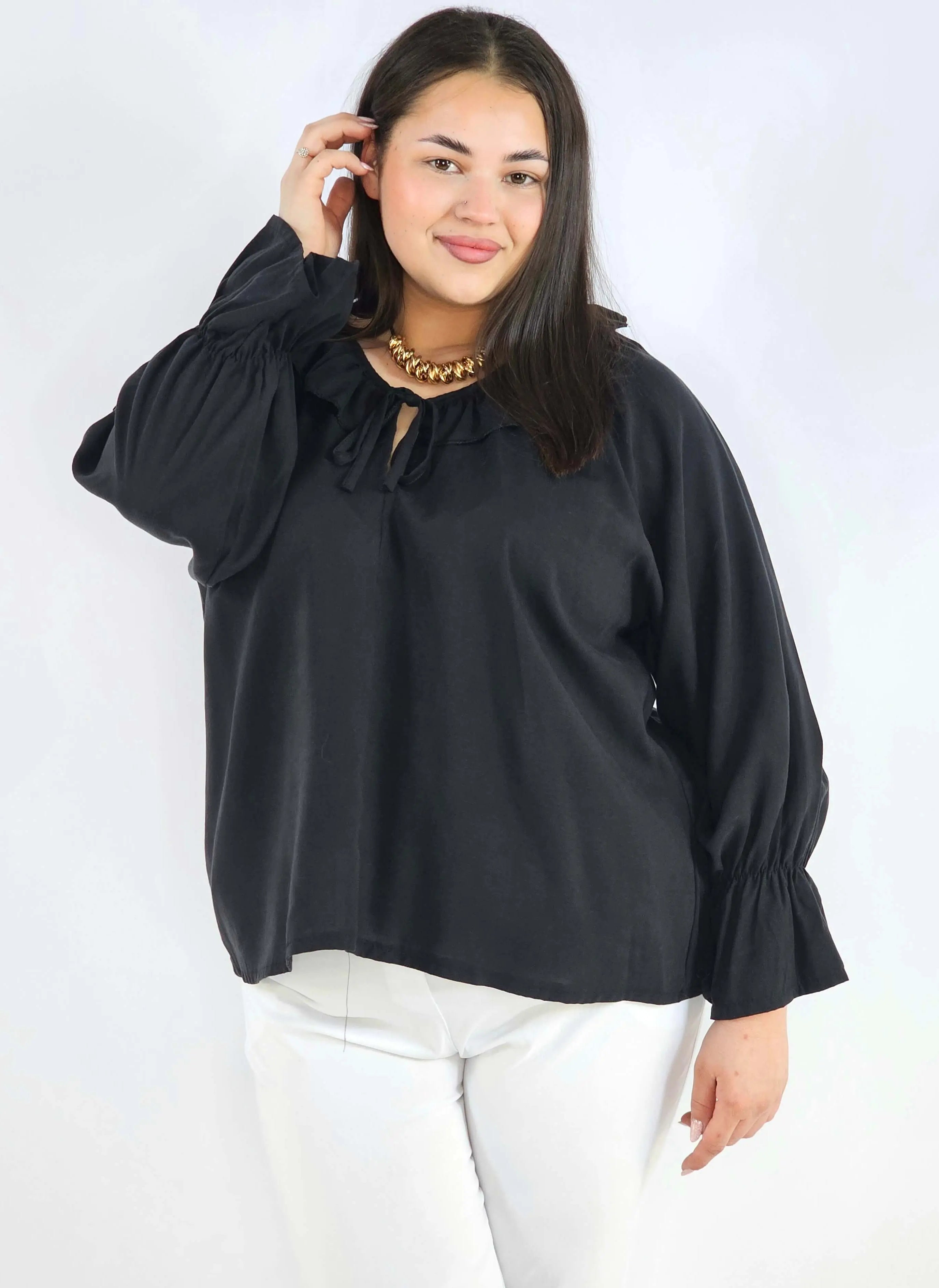 Bluzka plus size z falbaną – romantyczna elegancja w lekkim wydaniu Stylowa XL