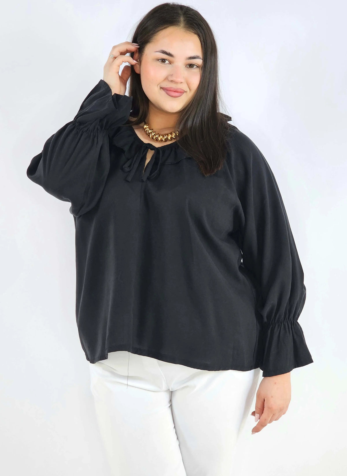 Bluzka plus size z falbaną – romantyczna elegancja w lekkim wydaniu Stylowa XL