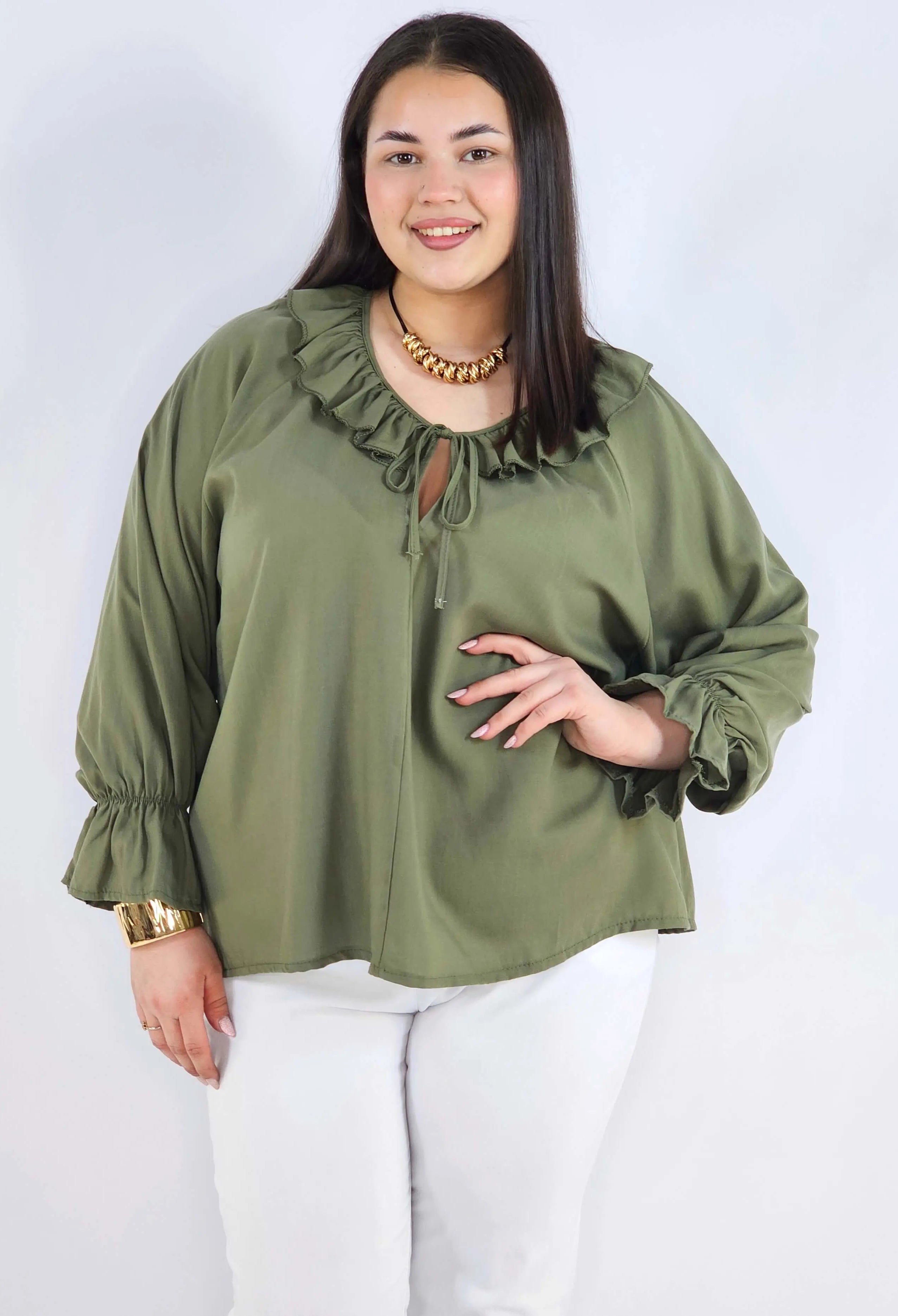 Bluzka plus size z falbaną – romantyczna elegancja w lekkim wydaniu Stylowa XL