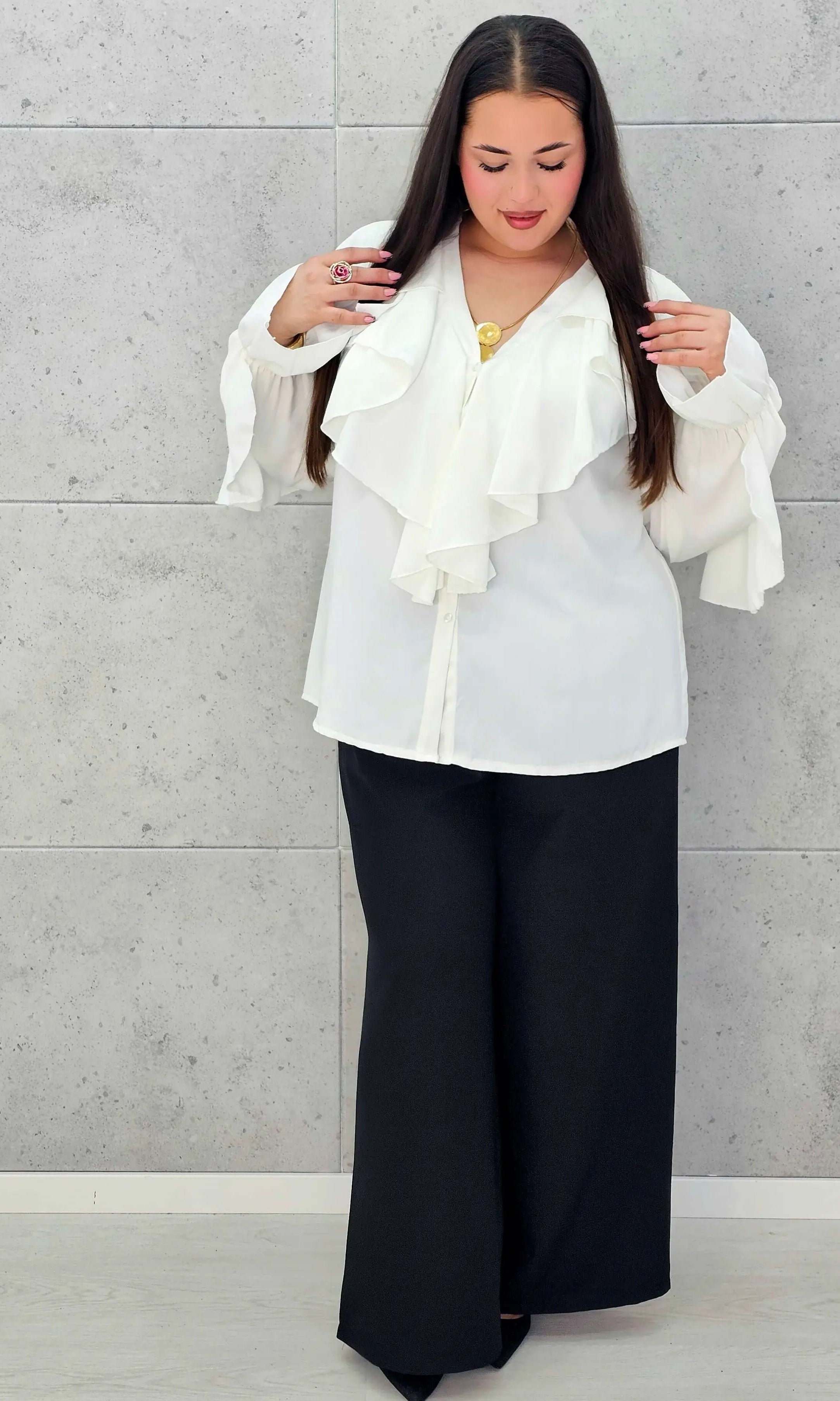 Bluzka plus size z falbanami – romantyczny szyk i wygoda w eleganckim stylu - Stylowa XL