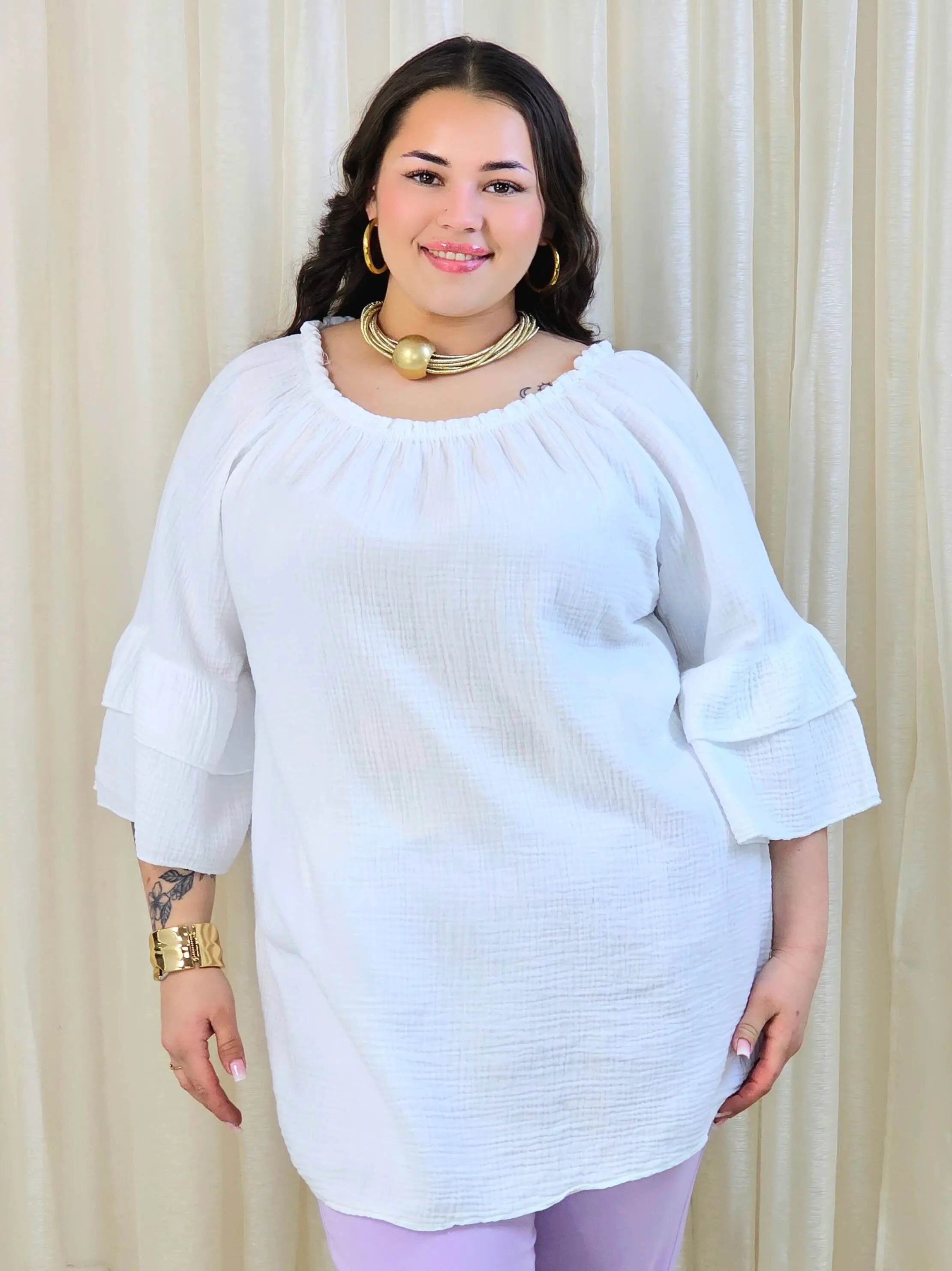 Bluzka plus size z falbanami na rękawach – lekka i kobieca forma na co dzień i okazje Stylowa XL
