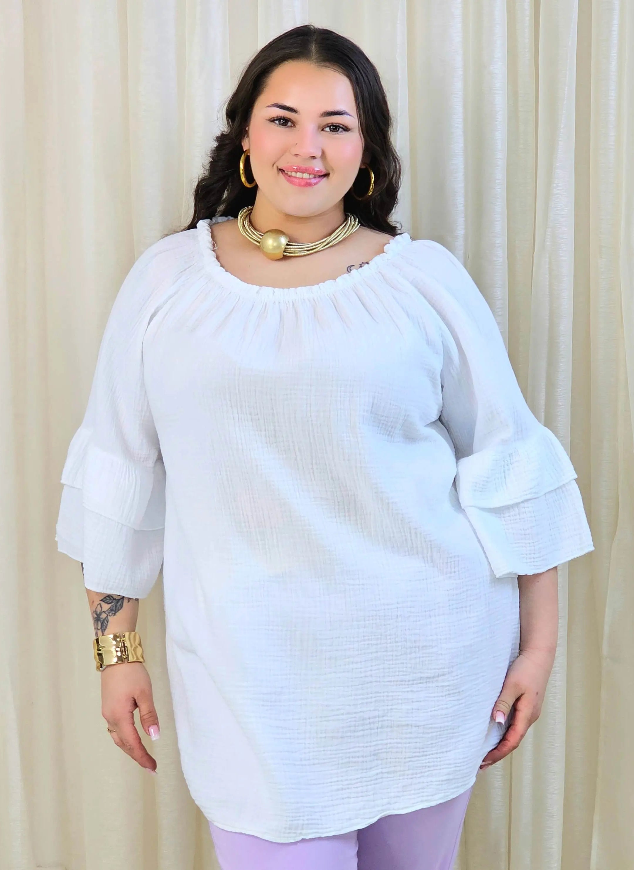 Bluzka plus size z falbanami na rękawach – lekka i kobieca forma na co dzień i okazje Stylowa XL