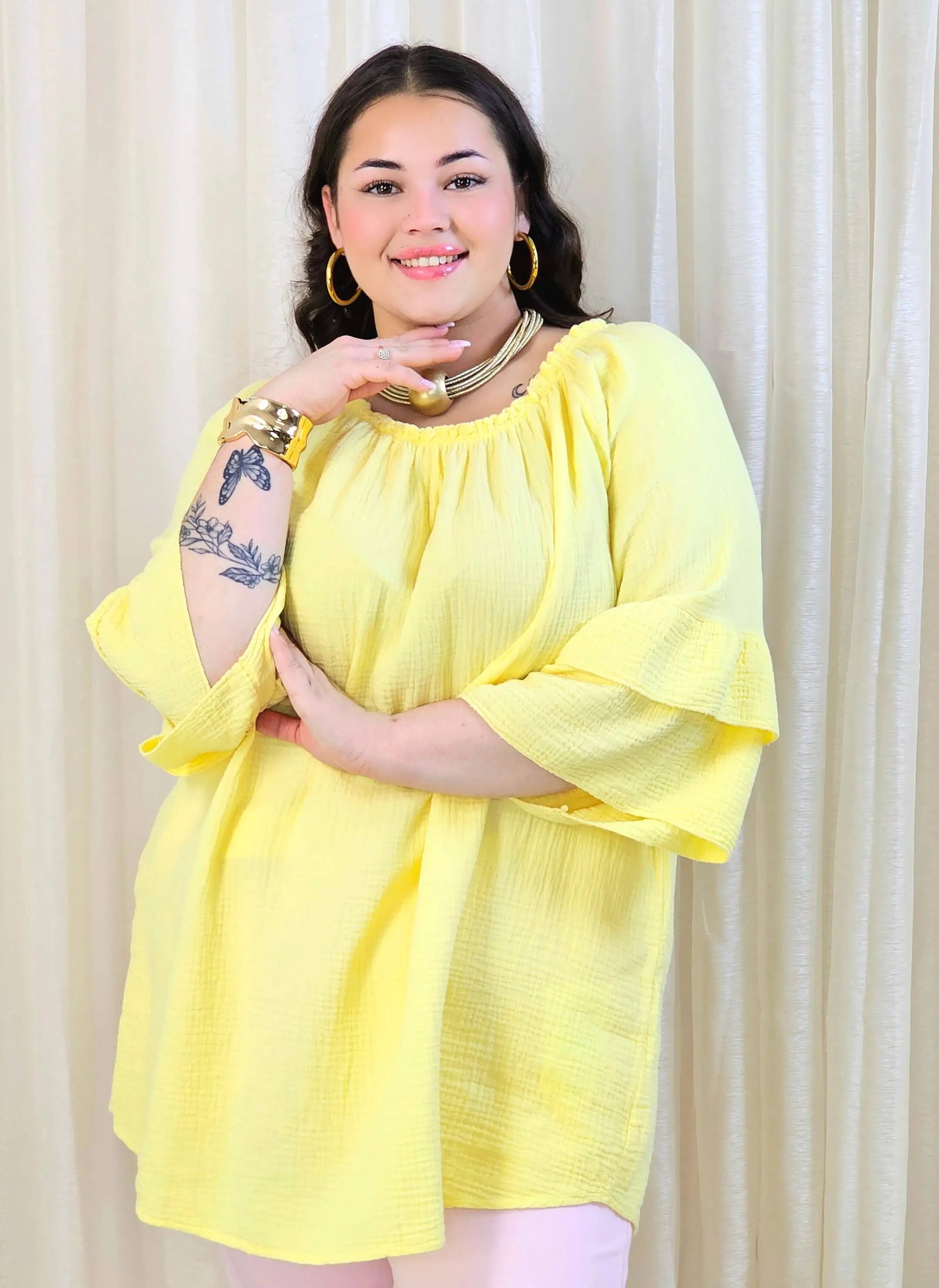 Bluzka plus size z falbanami na rękawach – lekka i kobieca forma na co dzień i okazje Stylowa XL