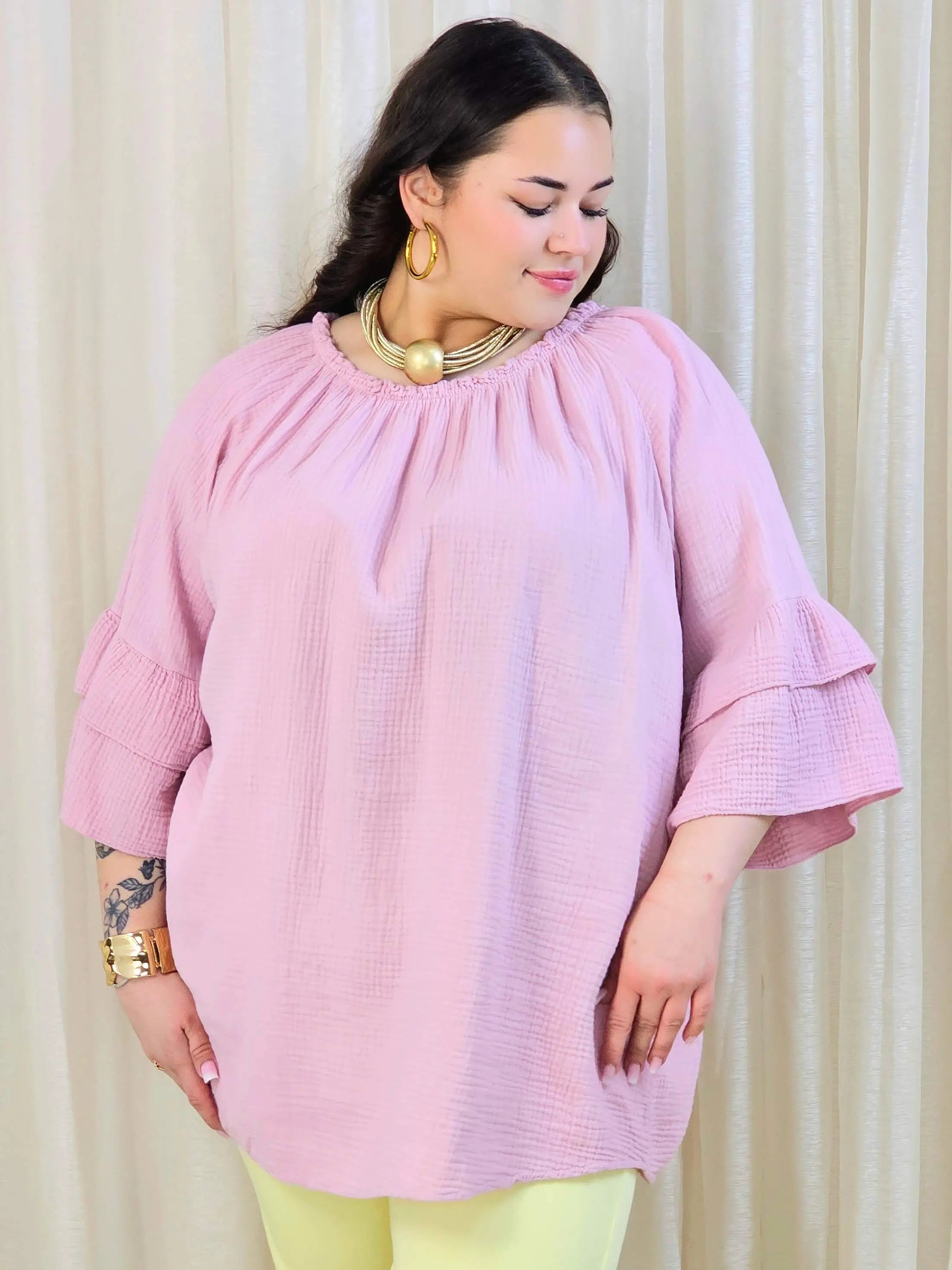 Bluzka plus size z falbanami na rękawach – lekka i kobieca forma na co dzień i okazje Stylowa XL