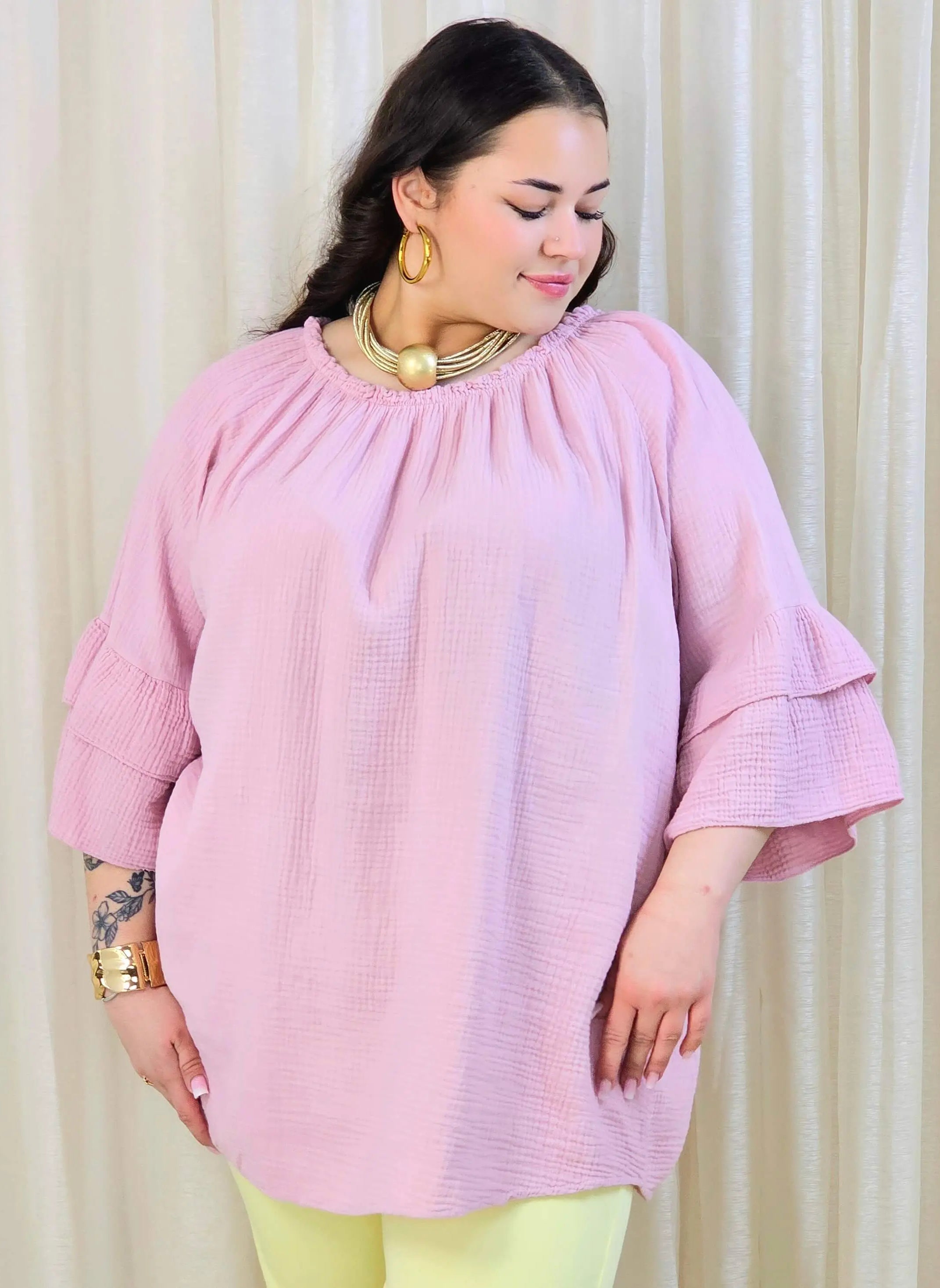 Bluzka plus size z falbanami na rękawach – lekka i kobieca forma na co dzień i okazje Stylowa XL