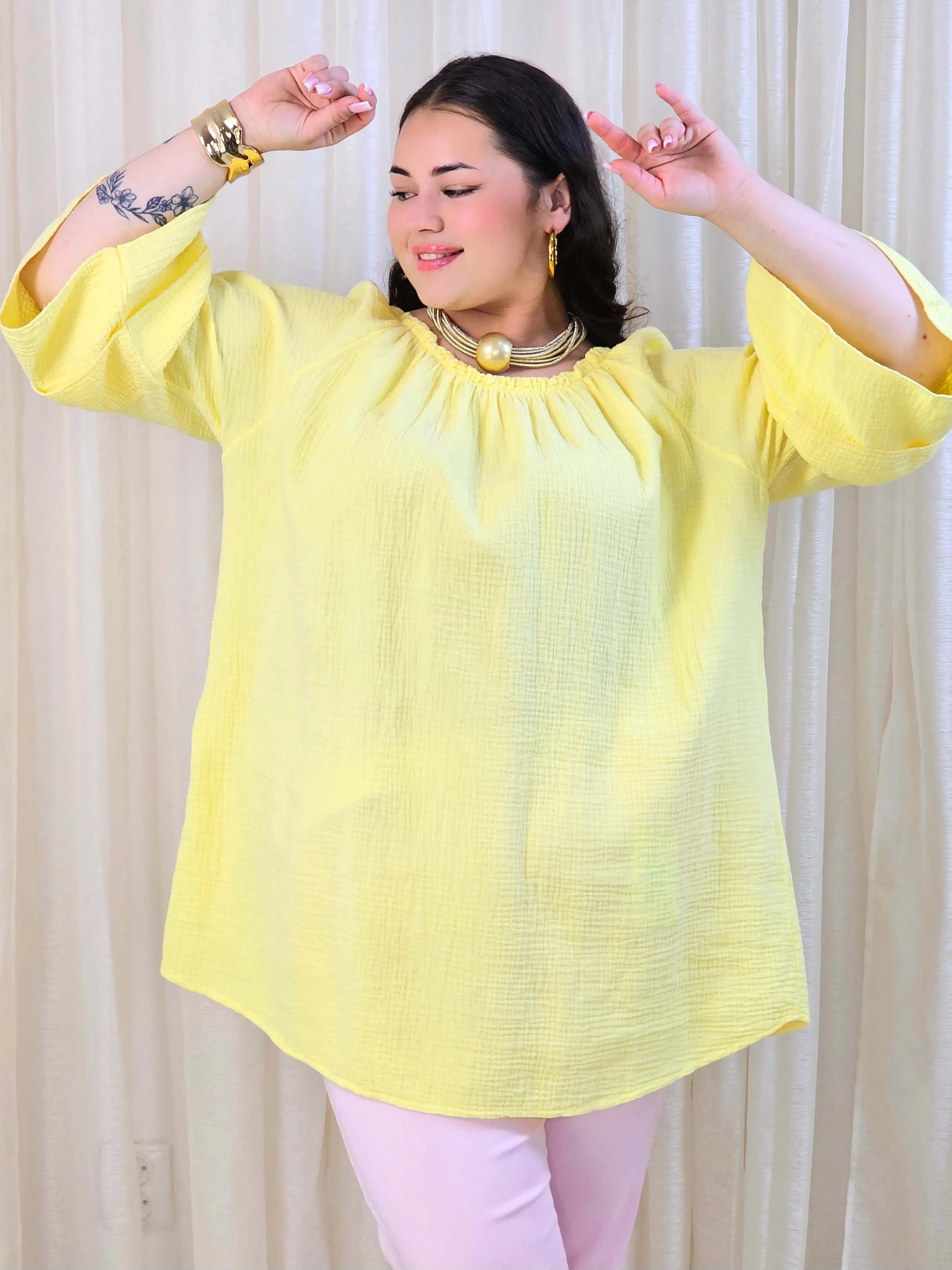 Bluzka plus size z falbanami na rękawach – lekka i kobieca forma na co dzień i okazje Stylowa XL