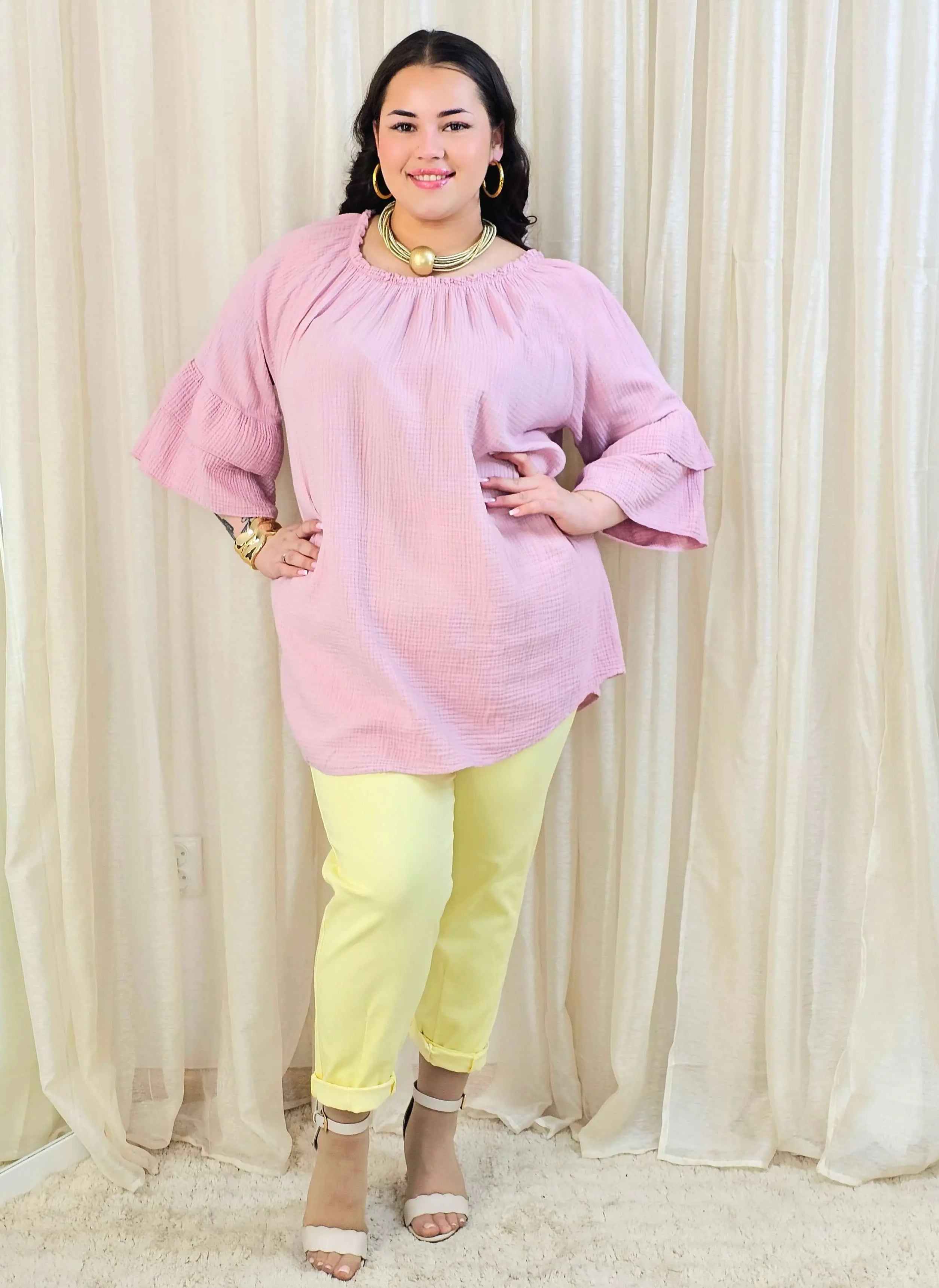 Bluzka plus size z falbanami na rękawach – lekka i kobieca forma na co dzień i okazje Stylowa XL