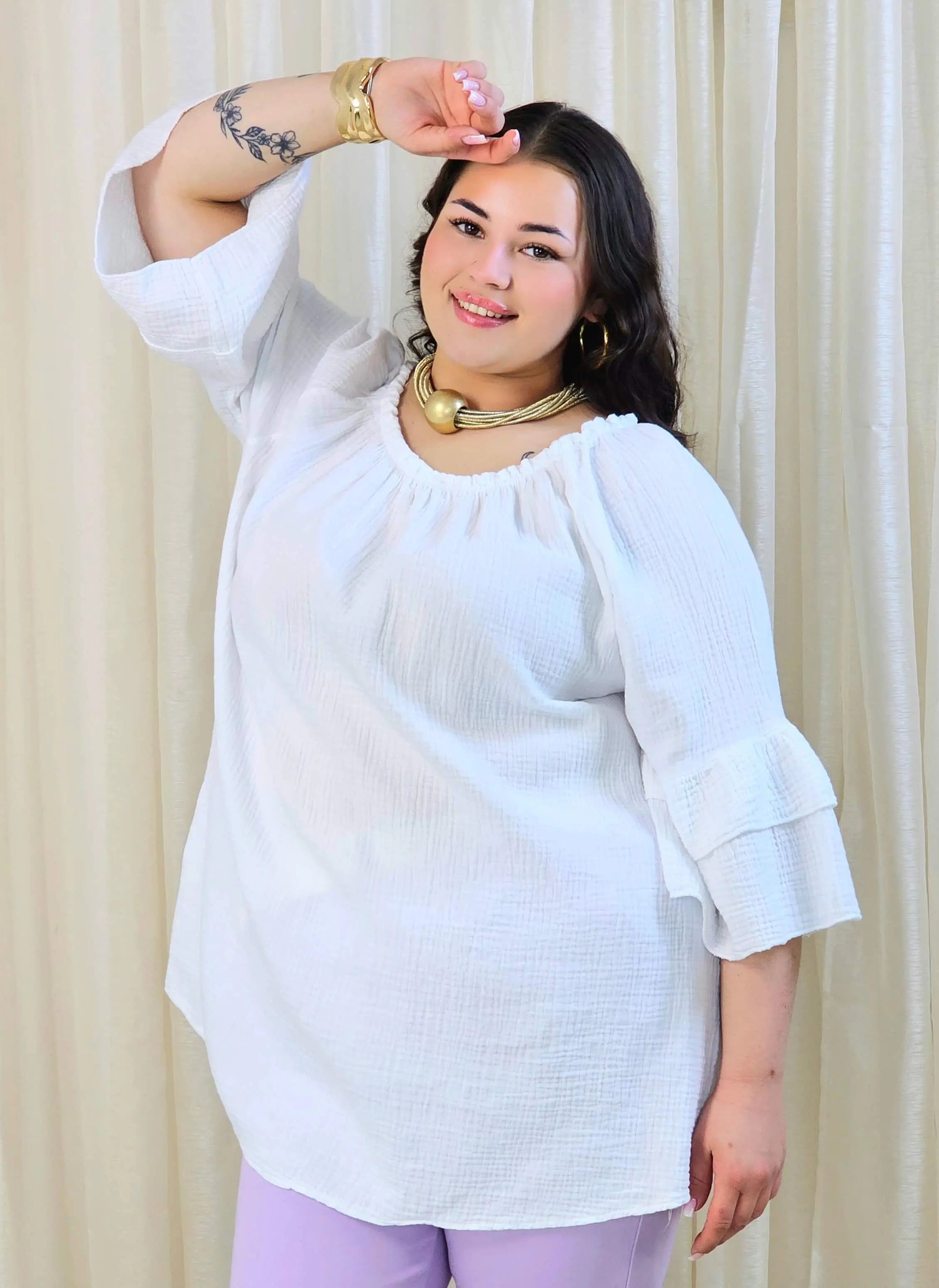 Bluzka plus size z falbanami na rękawach – lekka i kobieca forma na co dzień i okazje Stylowa XL