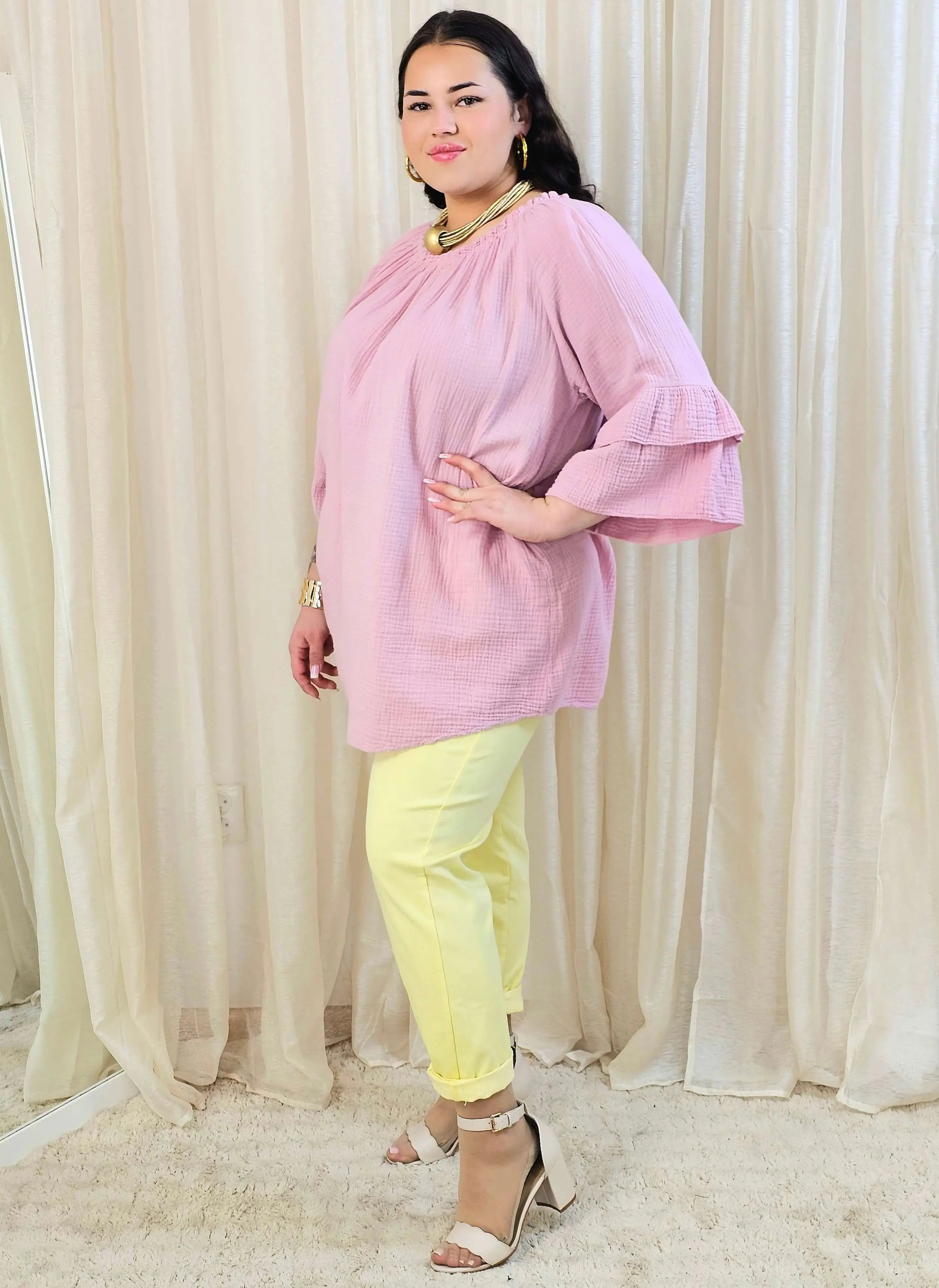 Bluzka plus size z falbanami na rękawach – lekka i kobieca forma na co dzień i okazje Stylowa XL