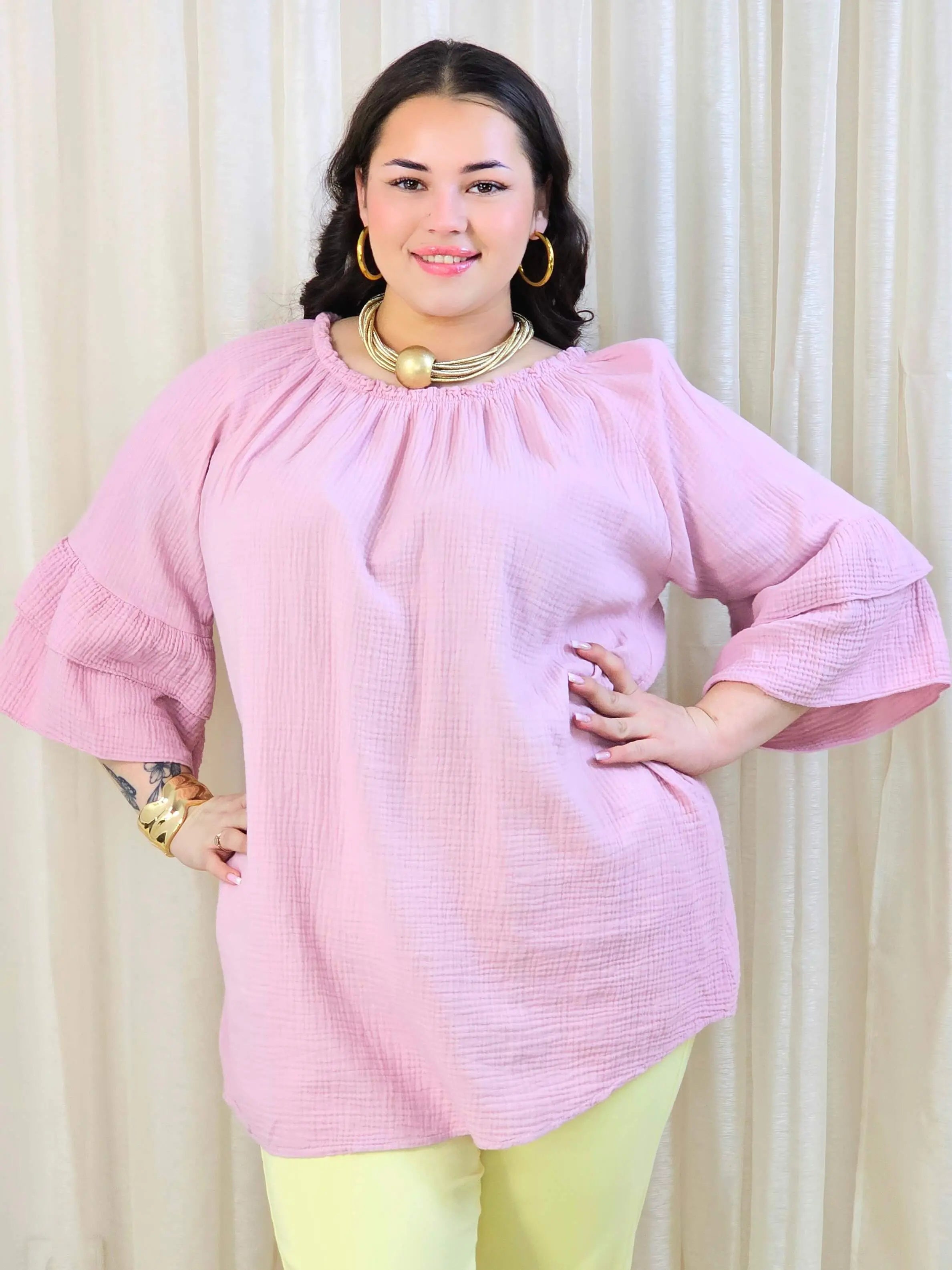 Bluzka plus size z falbanami na rękawach – lekka i kobieca forma na co dzień i okazje Stylowa XL