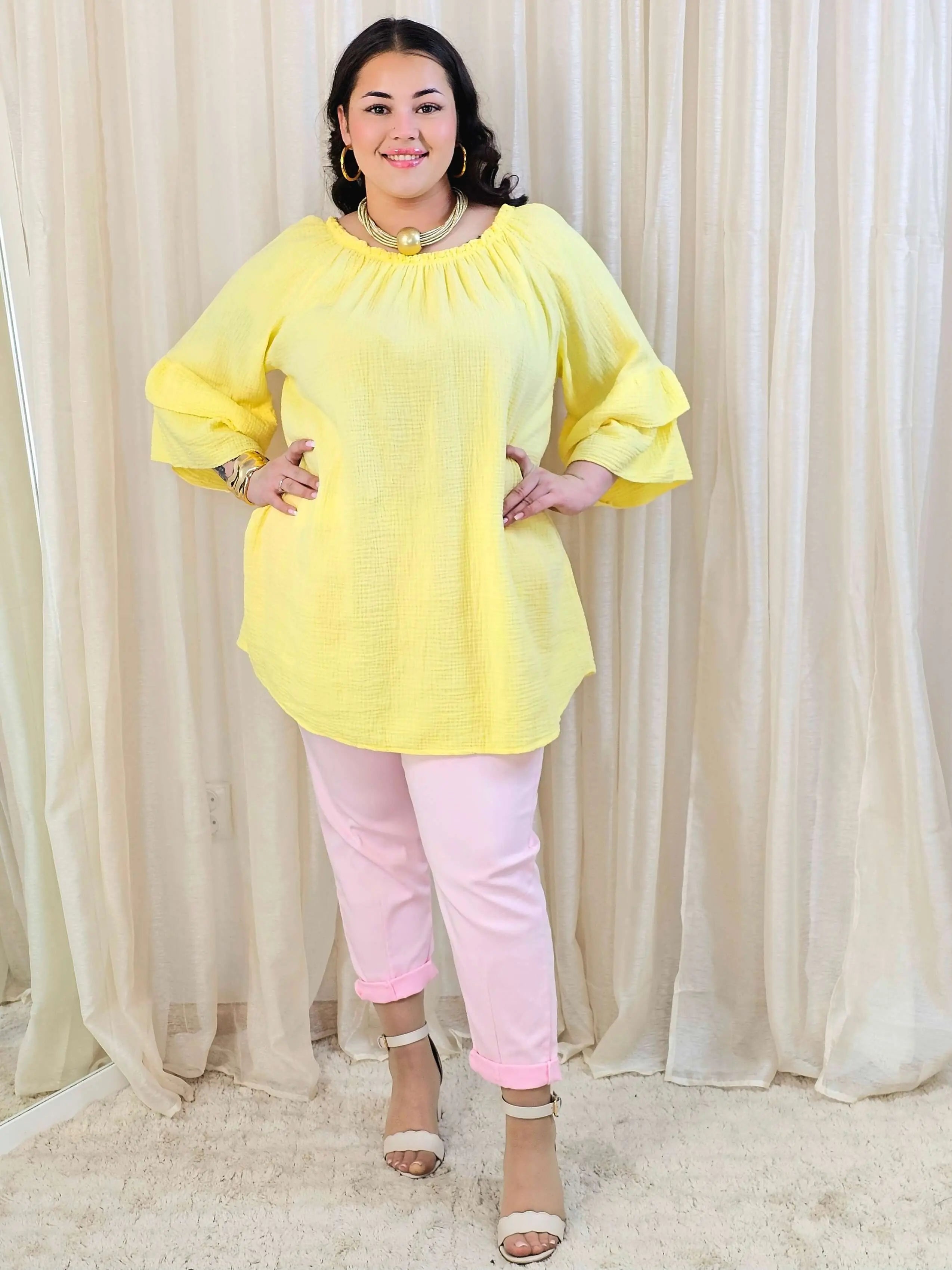 Bluzka plus size z falbanami na rękawach – lekka i kobieca forma na co dzień i okazje Stylowa XL