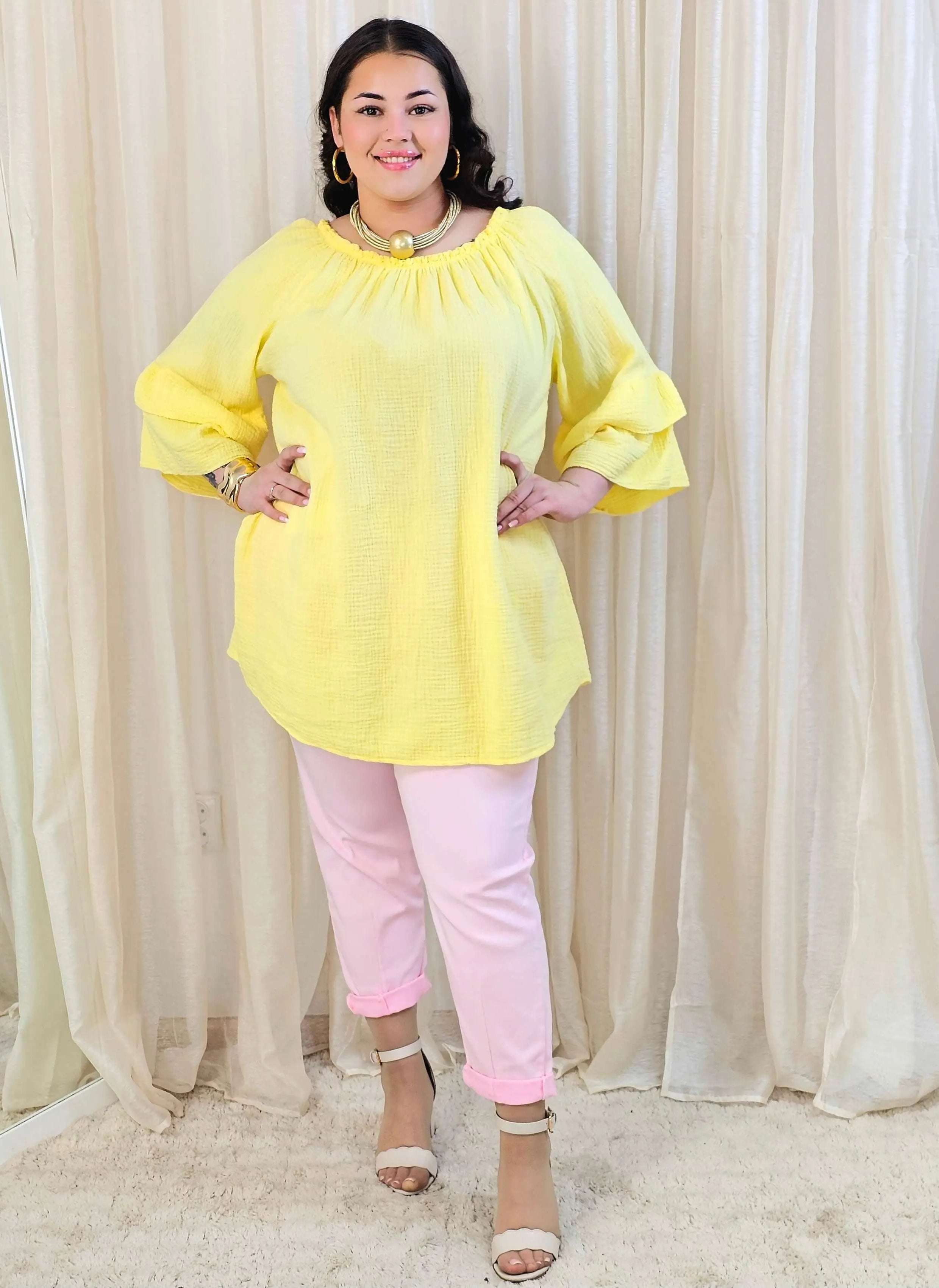 Bluzka plus size z falbanami na rękawach – lekka i kobieca forma na co dzień i okazje Stylowa XL