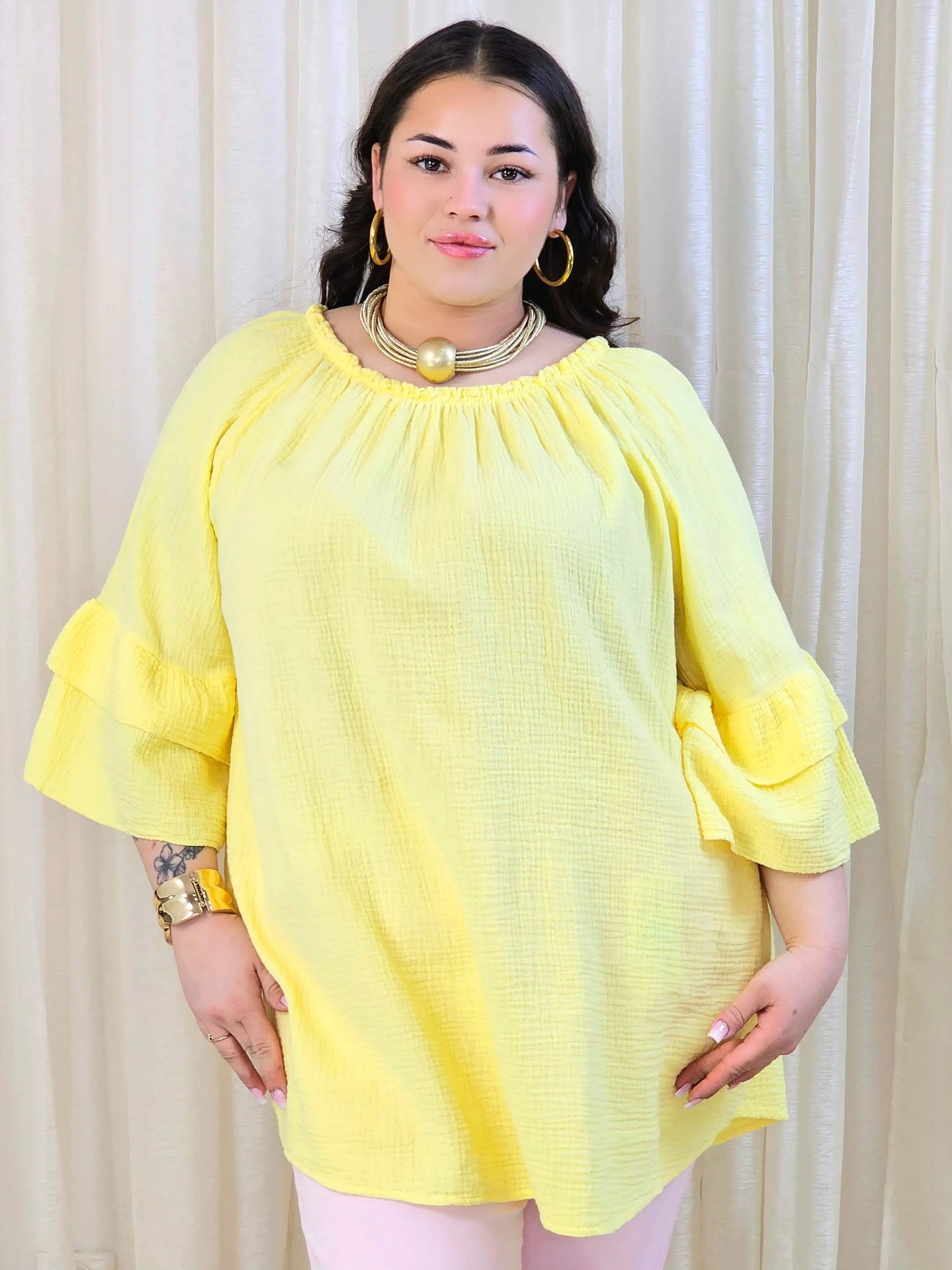 Bluzka plus size z falbanami na rękawach – lekka i kobieca forma na co dzień i okazje Stylowa XL