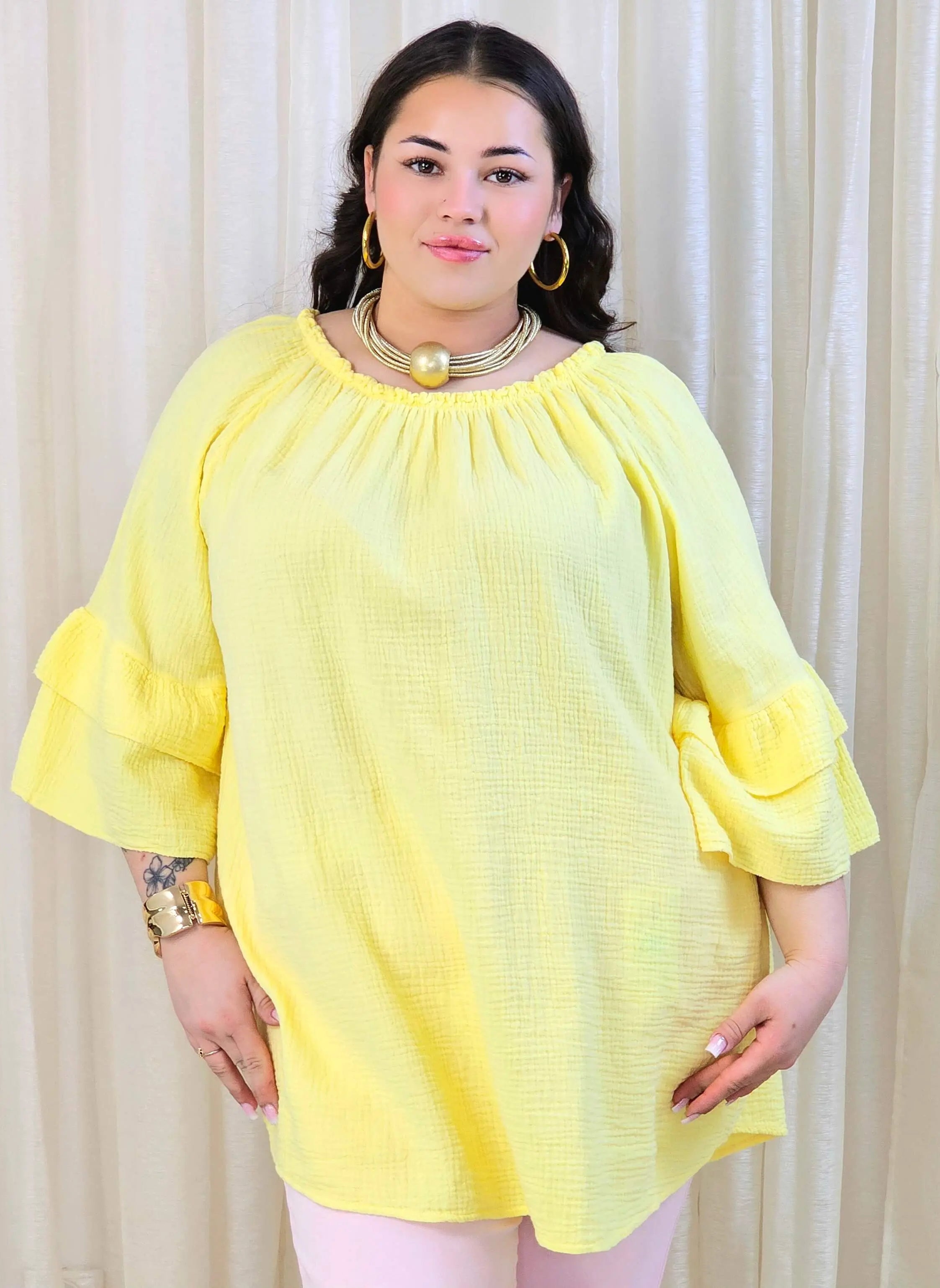 Bluzka plus size z falbanami na rękawach – lekka i kobieca forma na co dzień i okazje Stylowa XL
