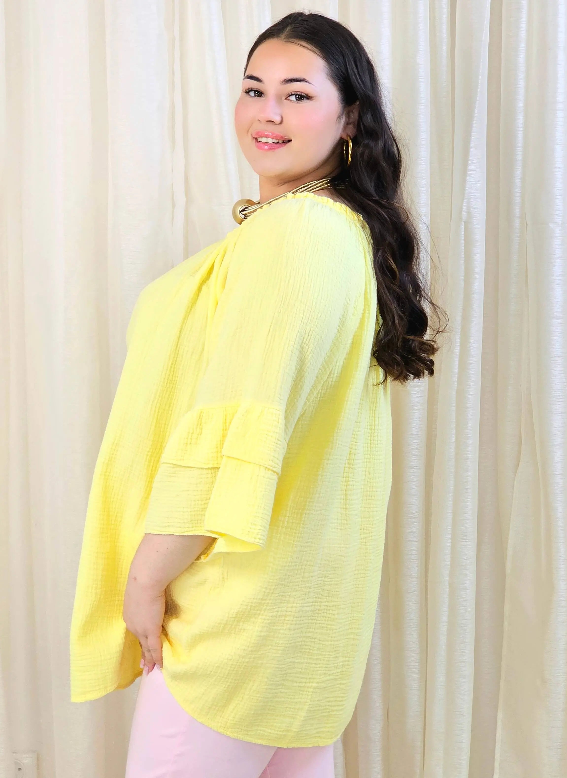 Bluzka plus size z falbanami na rękawach – lekka i kobieca forma na co dzień i okazje Stylowa XL