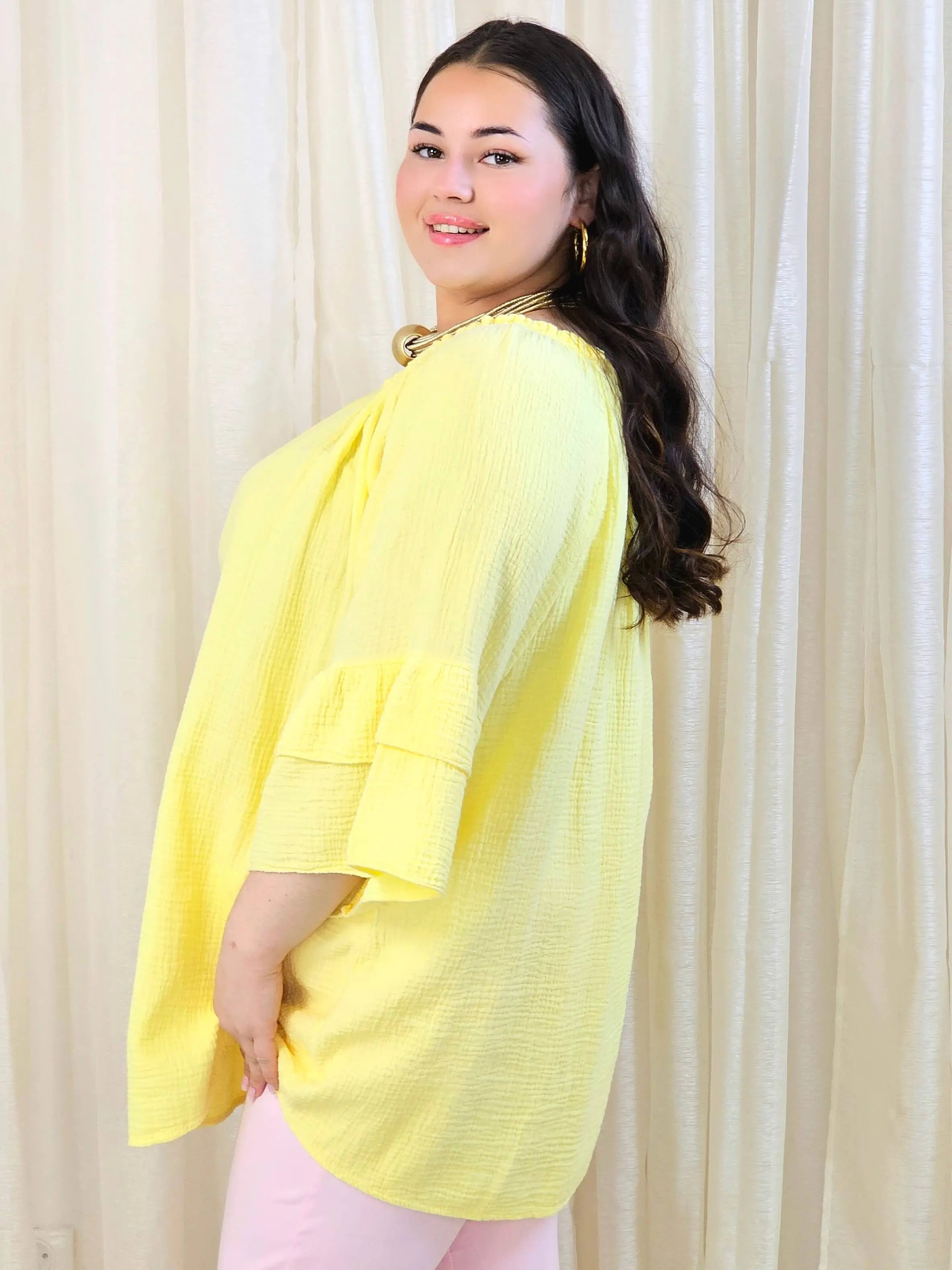 Bluzka plus size z falbanami na rękawach – lekka i kobieca forma na co dzień i okazje Stylowa XL