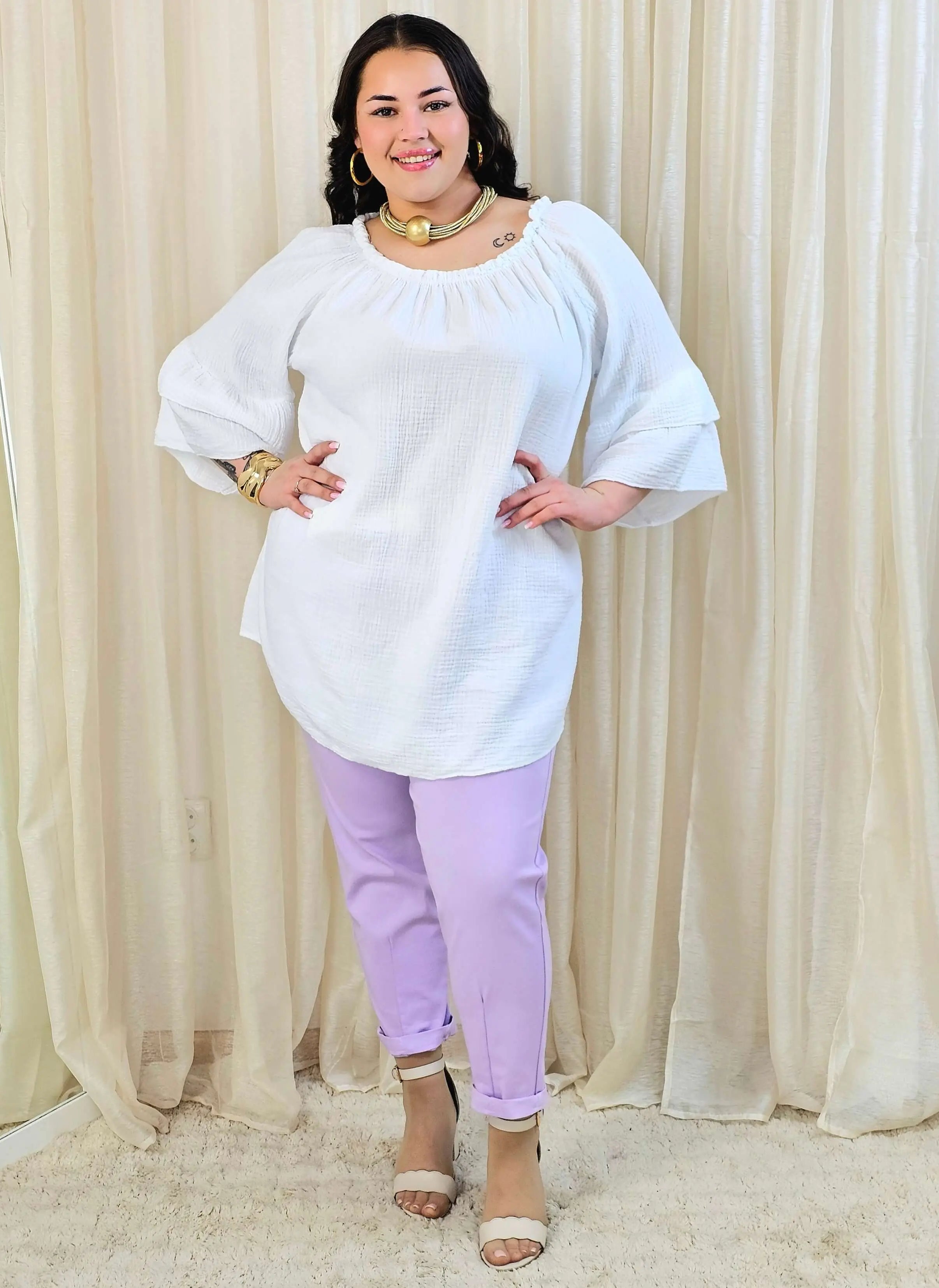 Bluzka plus size z falbanami na rękawach – lekka i kobieca forma na co dzień i okazje Stylowa XL