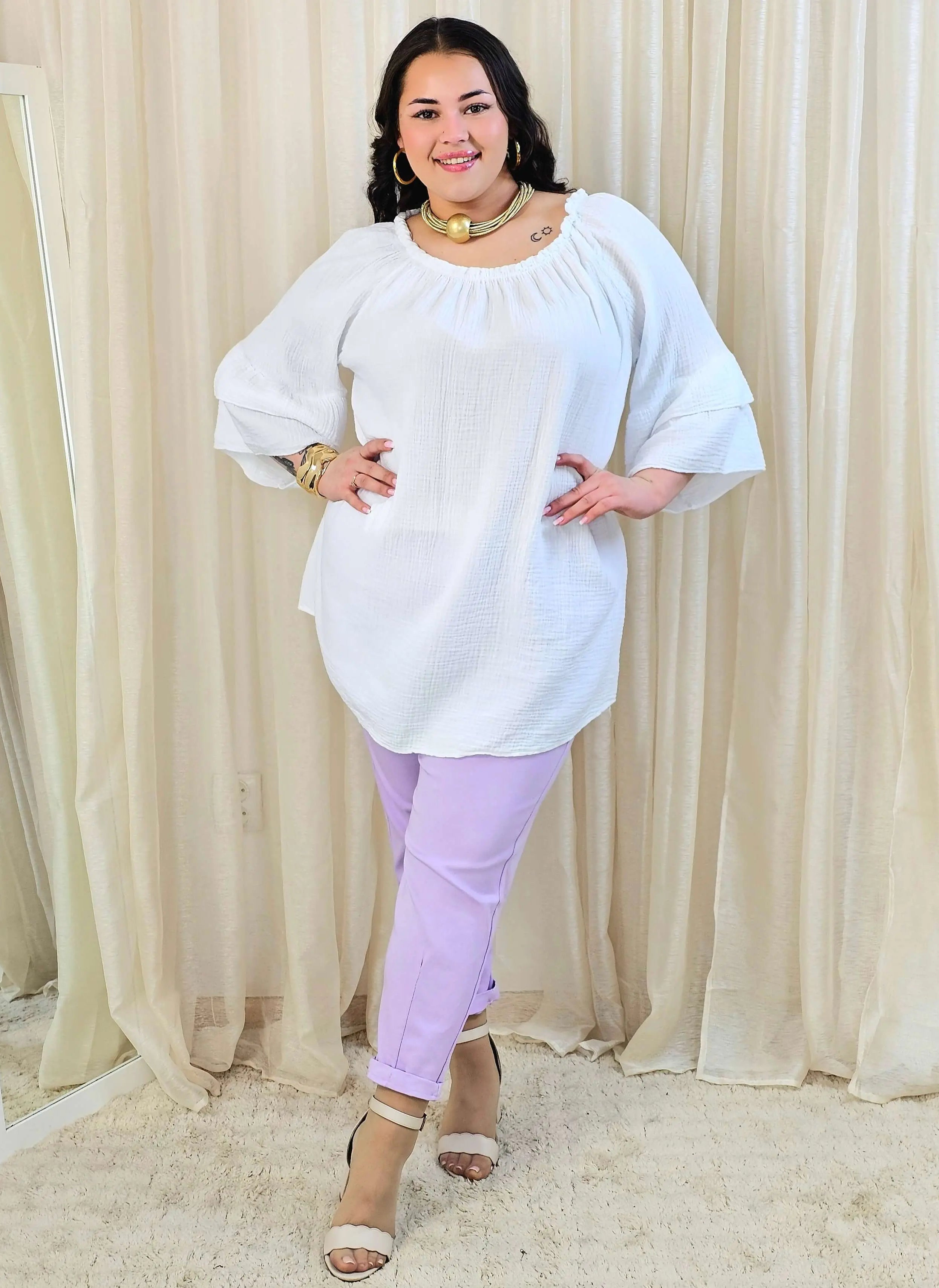 Bluzka plus size z falbanami na rękawach – lekka i kobieca forma na co dzień i okazje Stylowa XL