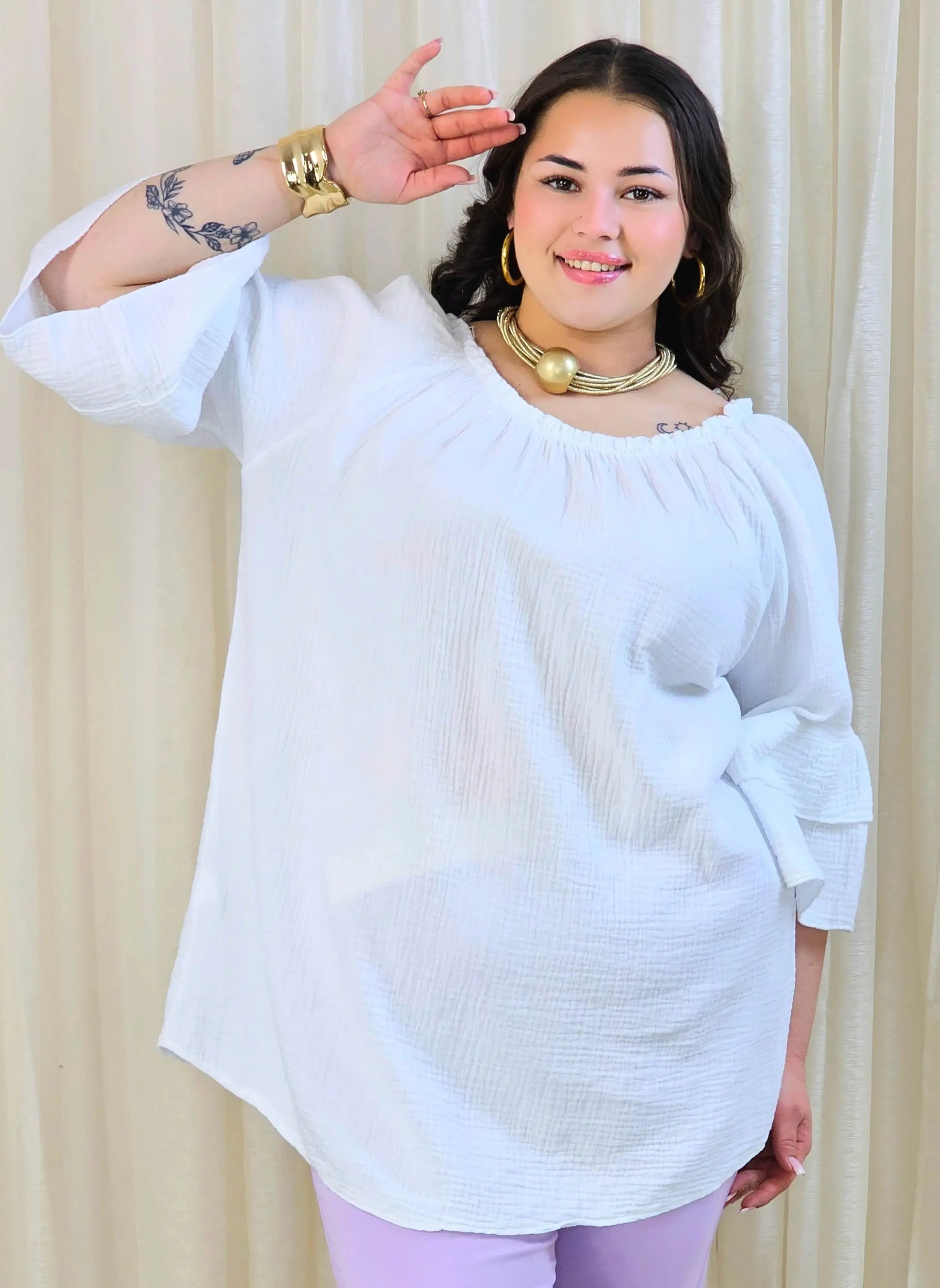 Bluzka plus size z falbanami na rękawach – lekka i kobieca forma na co dzień i okazje Stylowa XL