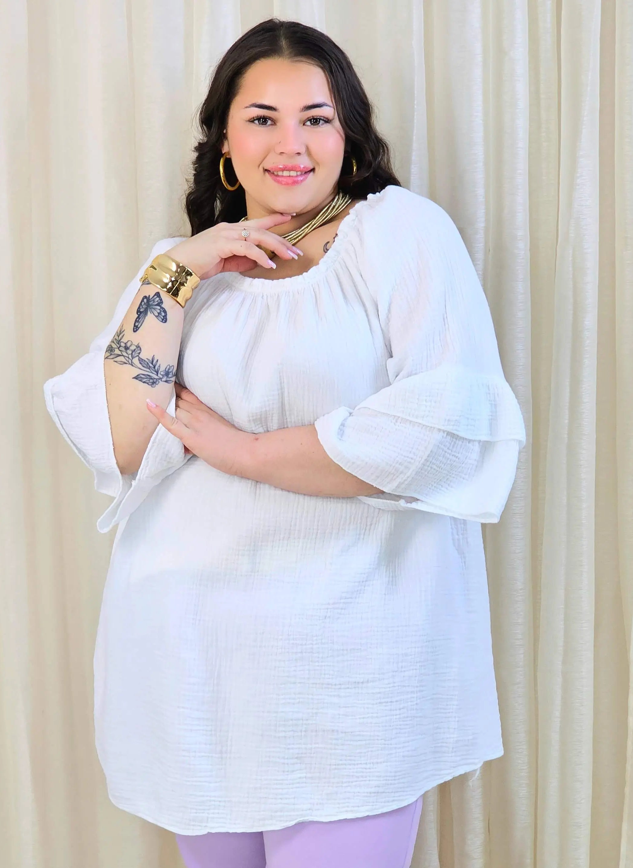 Bluzka plus size z falbanami na rękawach – lekka i kobieca forma na co dzień i okazje Stylowa XL