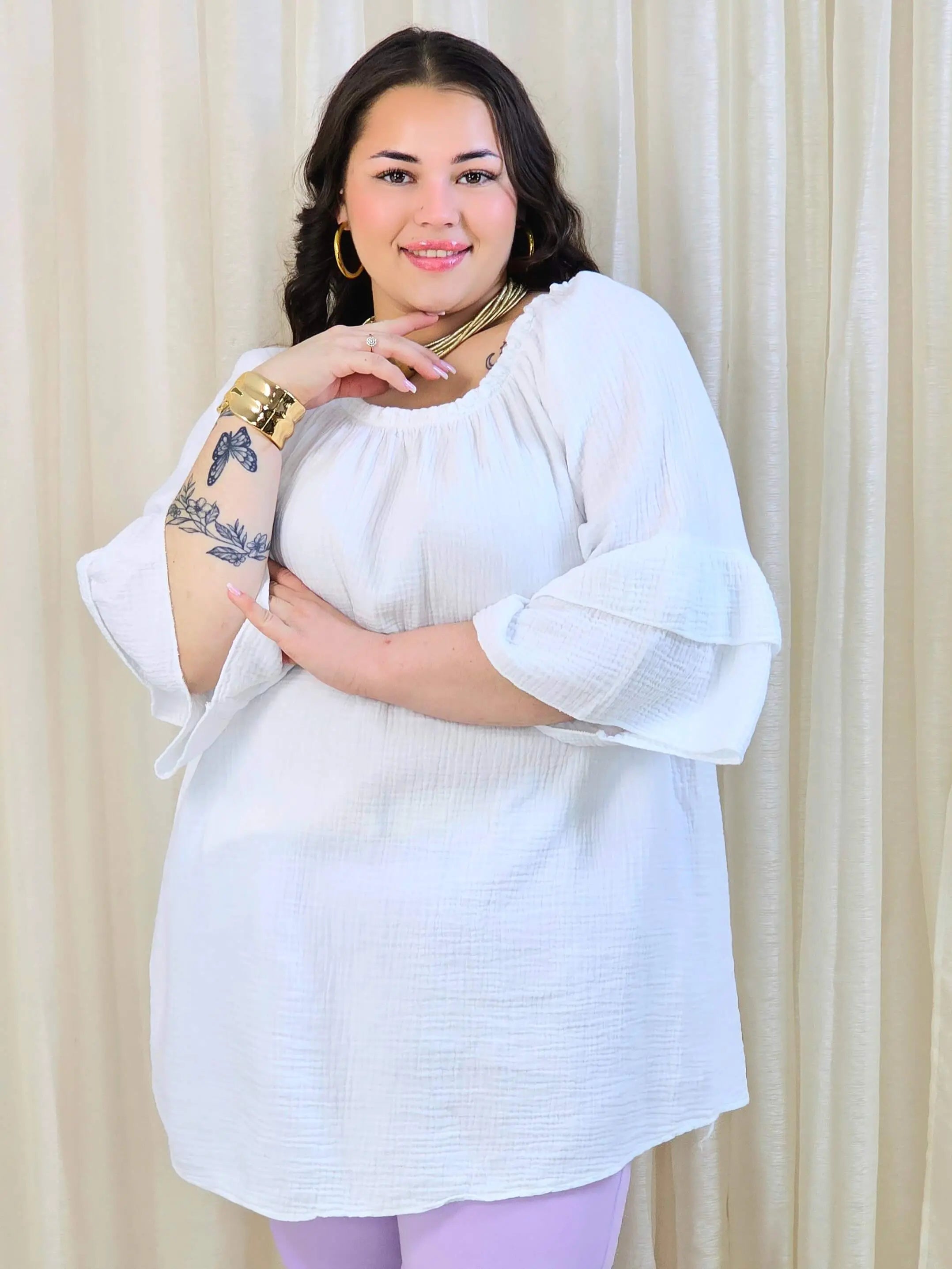 Bluzka plus size z falbanami na rękawach – lekka i kobieca forma na co dzień i okazje Stylowa XL