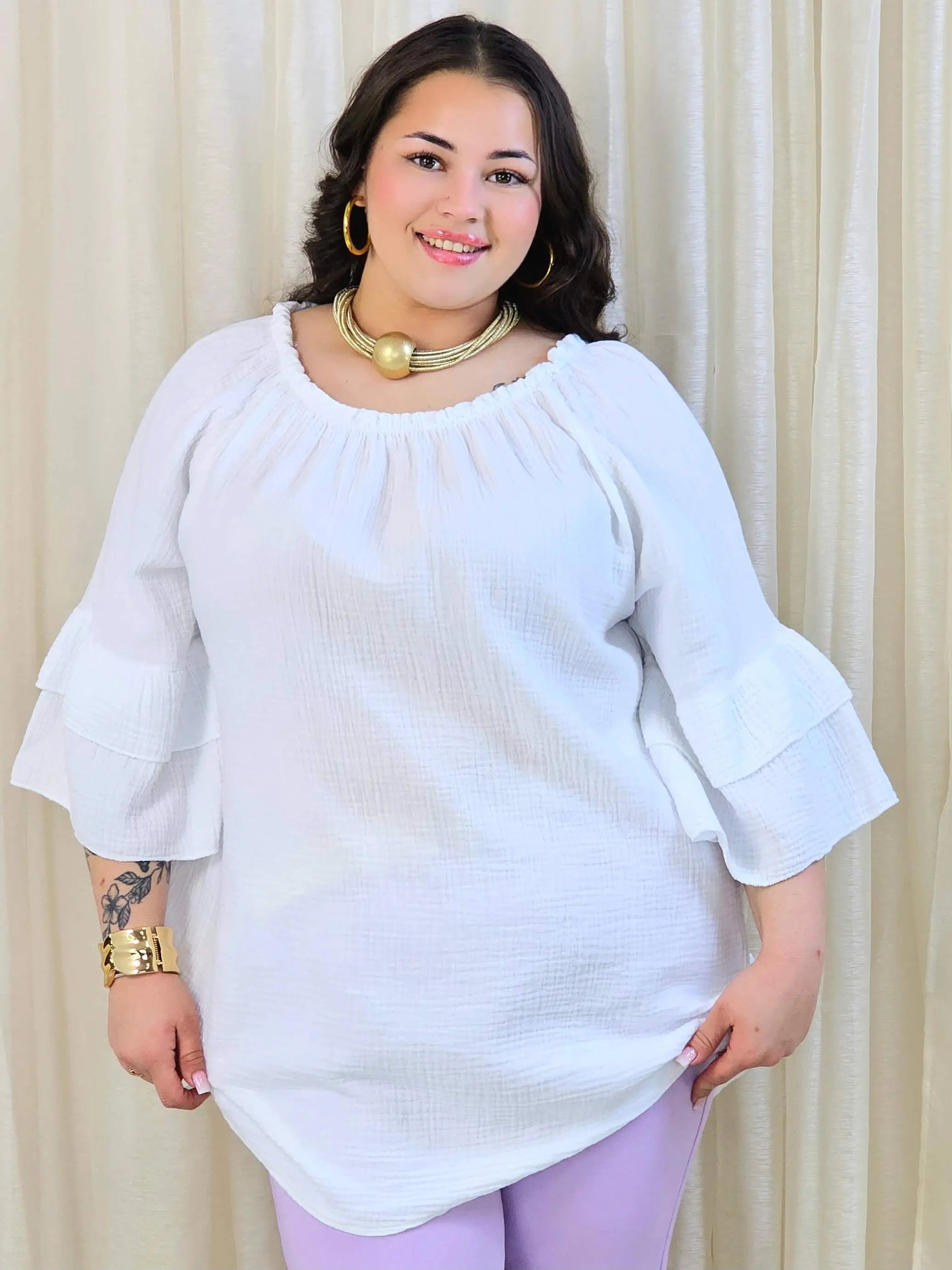 Bluzka plus size z falbanami na rękawach – lekka i kobieca forma na co dzień i okazje Stylowa XL