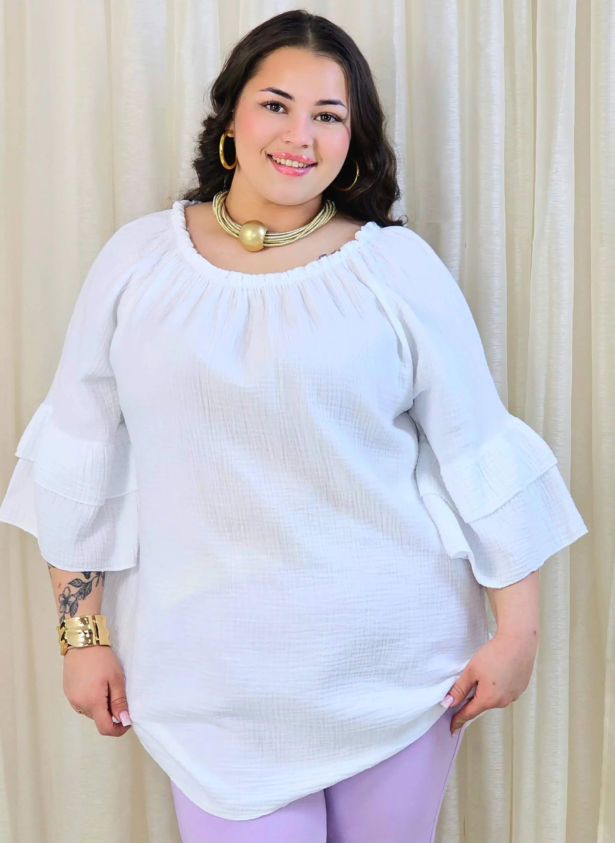 Bluzka plus size z falbanami na rękawach – lekka i kobieca forma na co dzień i okazje Stylowa XL