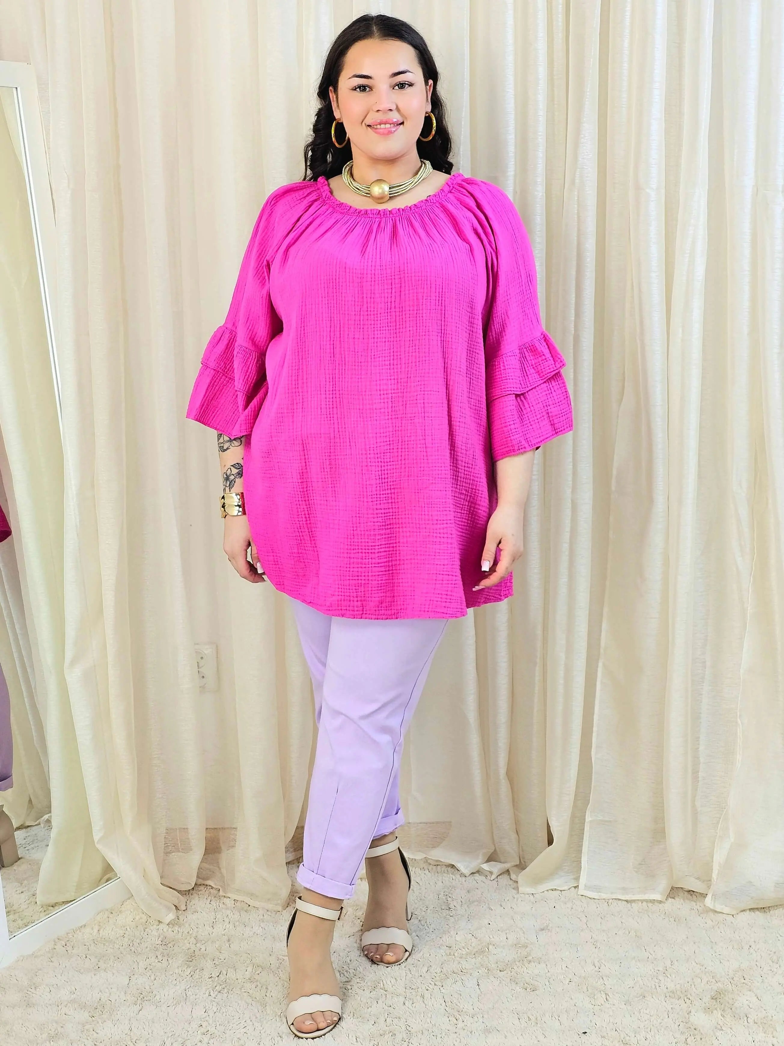 Bluzka plus size z falbanami na rękawach – lekka i kobieca forma na co dzień i okazje Stylowa XL