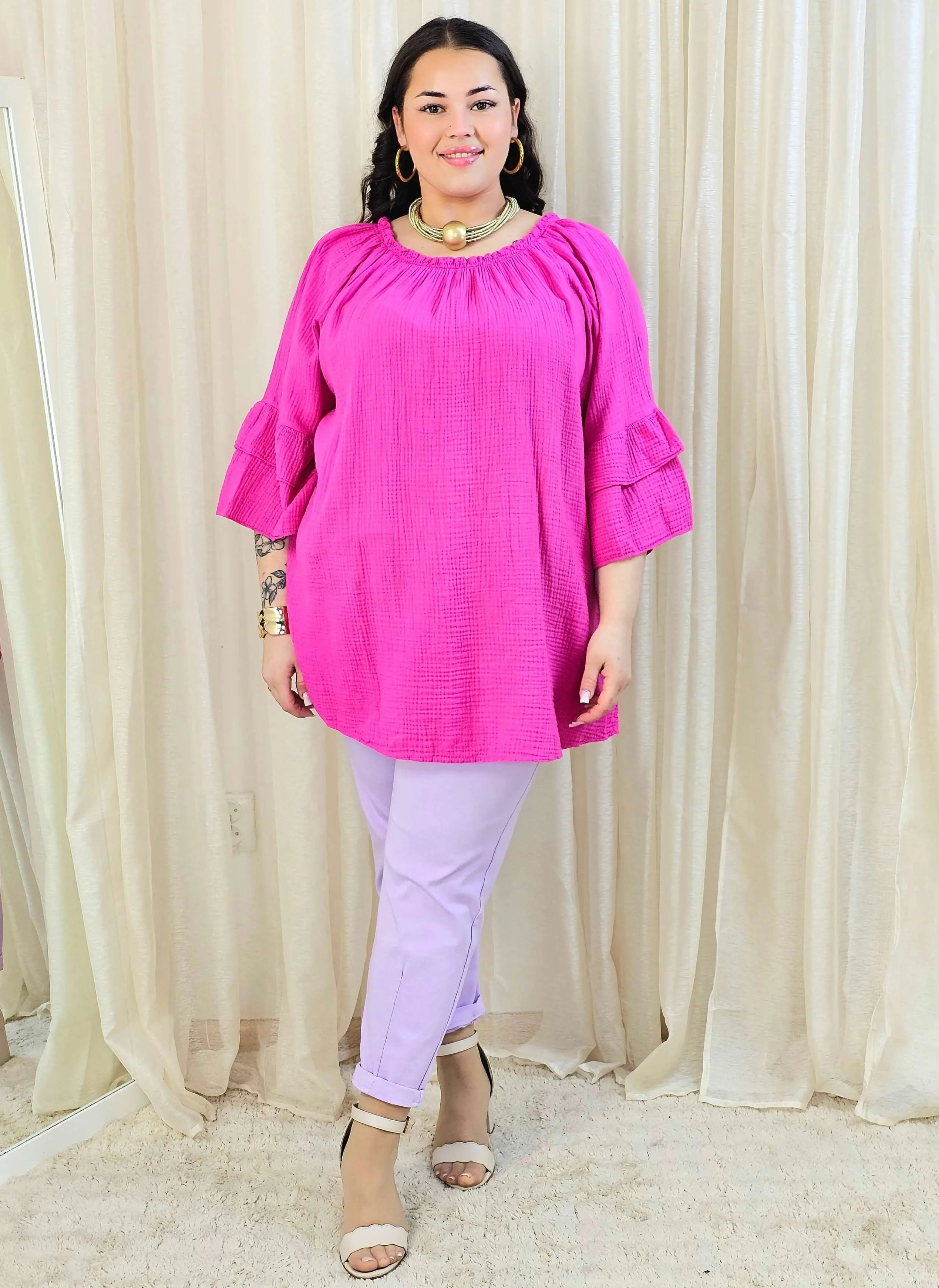 Bluzka plus size z falbanami na rękawach – lekka i kobieca forma na co dzień i okazje Stylowa XL