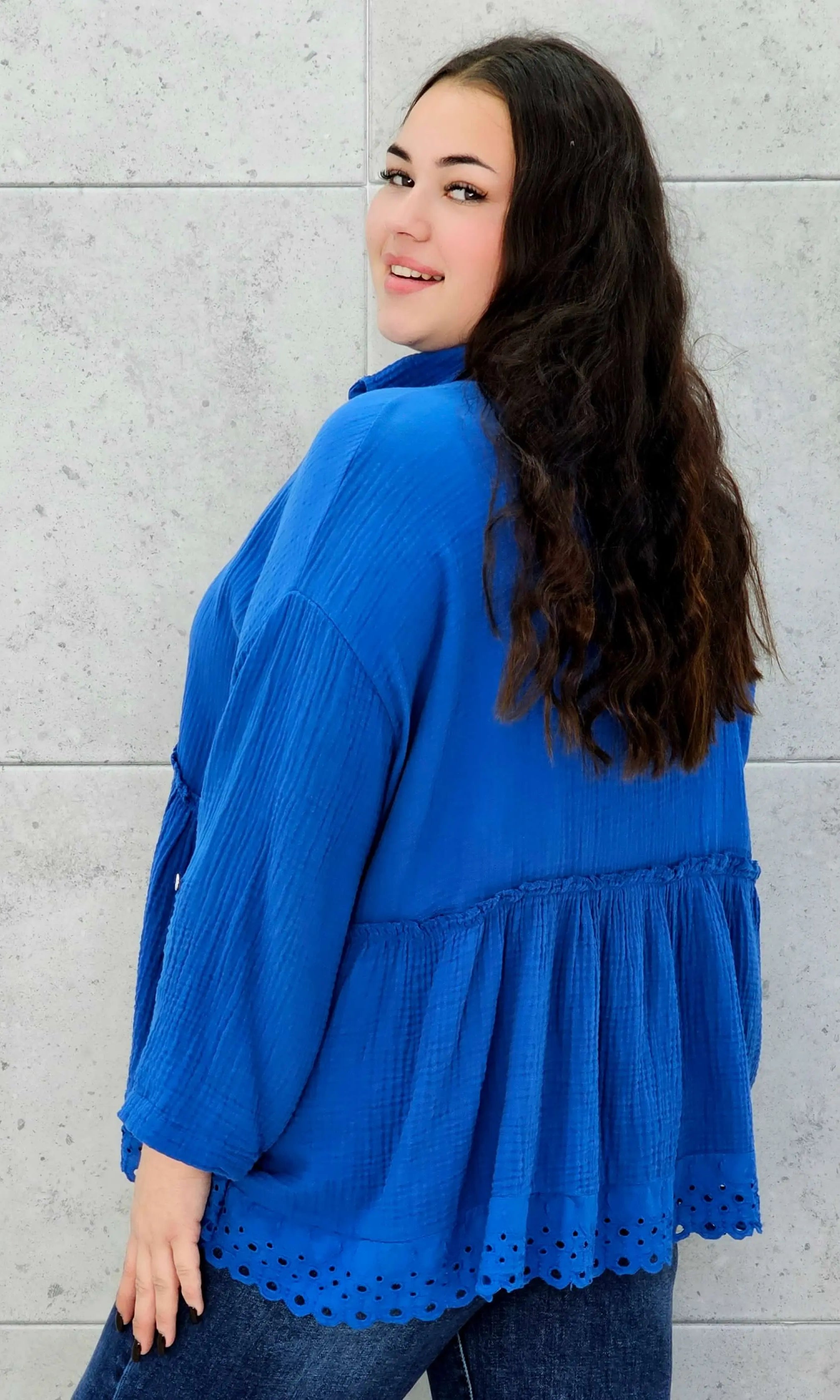 Bluzka plus size z haftowanym dołem – lekka, kobieca i stylowa Stylowa XL