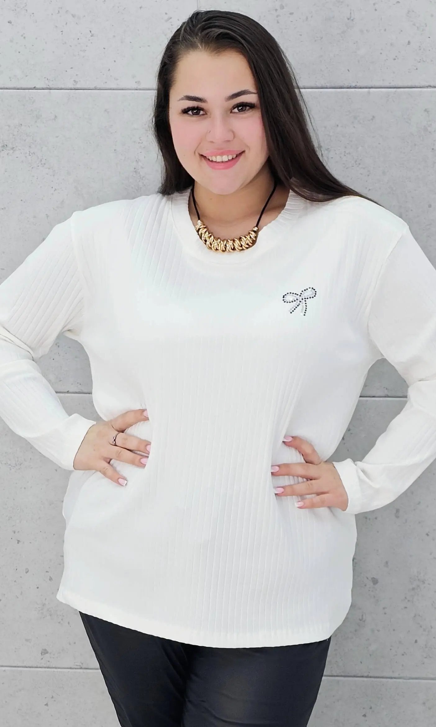 Bluzka plus size z kokardką – elegancka i wygodna propozycja dla każdej sylwetki Stylowa XL