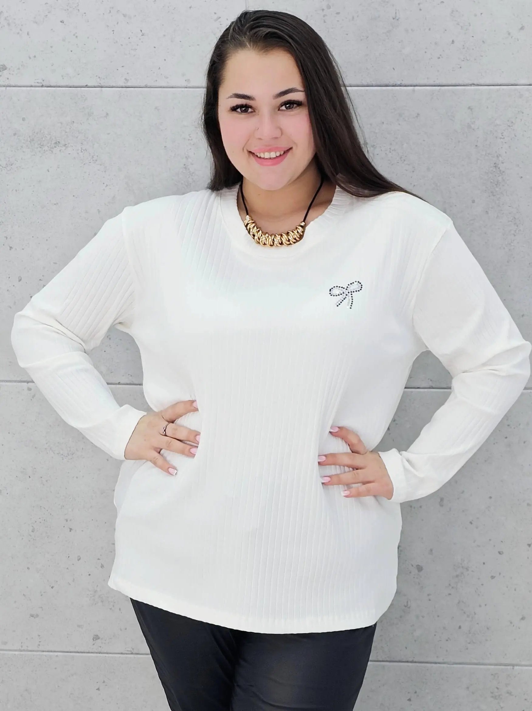 Bluzka plus size z kokardką – elegancka i wygodna propozycja dla każdej sylwetki Stylowa XL