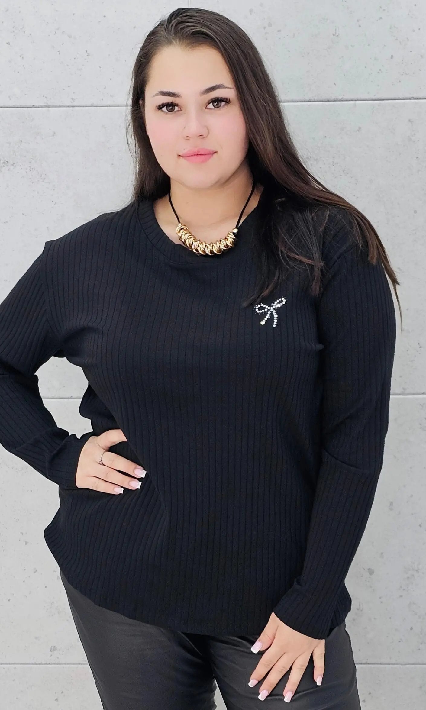 Bluzka plus size z kokardką – elegancka i wygodna propozycja dla każdej sylwetki Stylowa XL