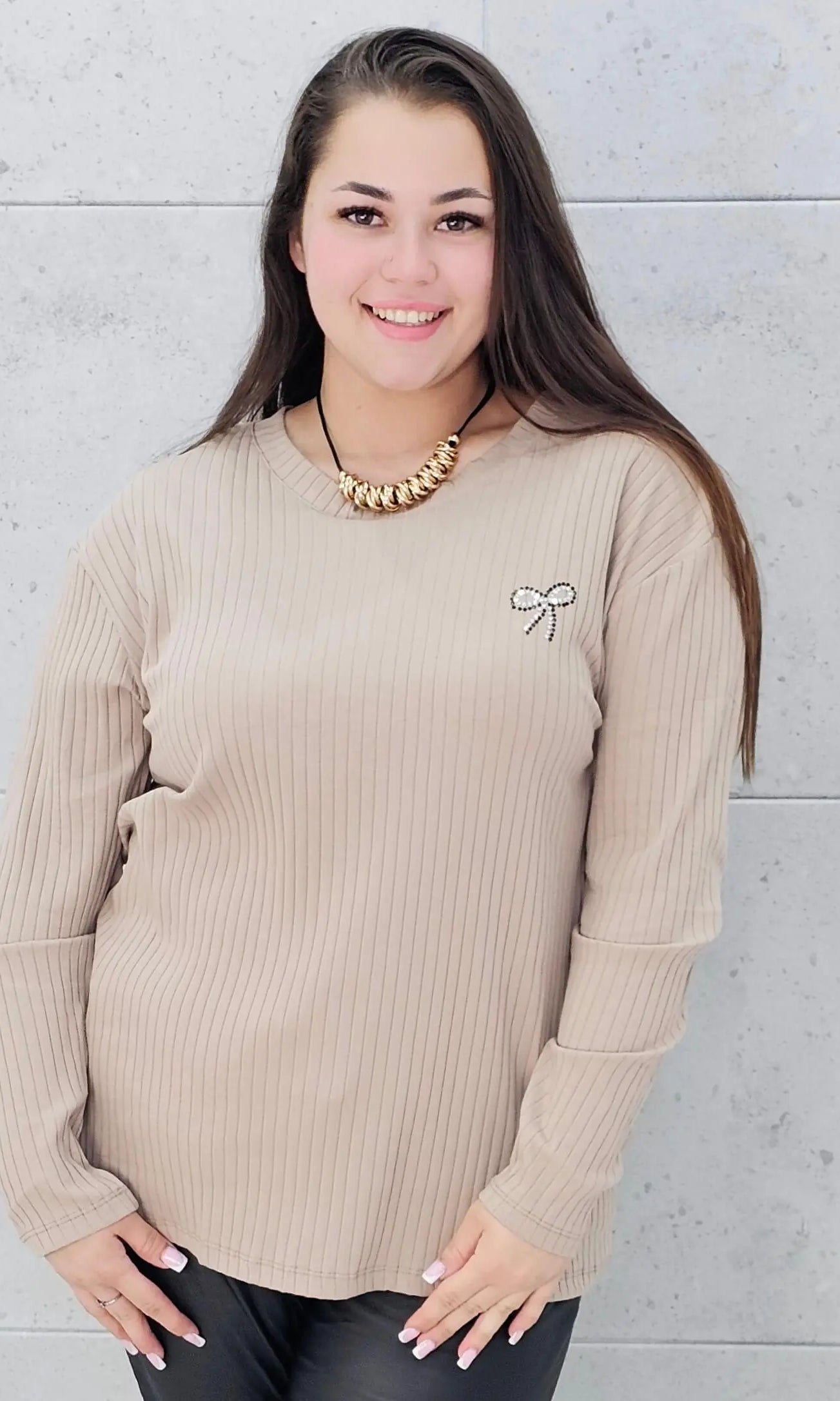 Bluzka plus size z kokardką – elegancka i wygodna propozycja dla każdej sylwetki Stylowa XL