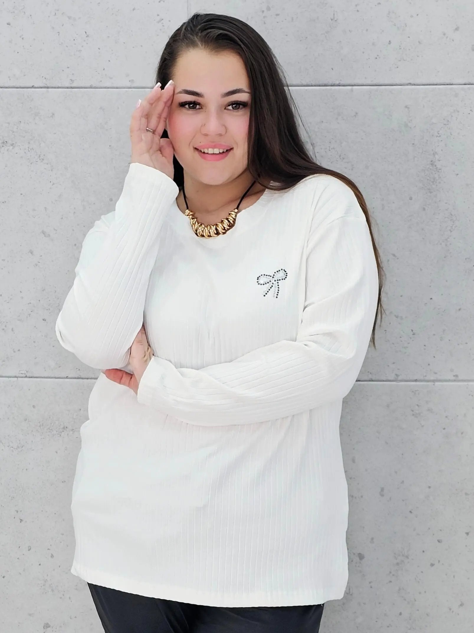 Bluzka plus size z kokardką – elegancka i wygodna propozycja dla każdej sylwetki Stylowa XL