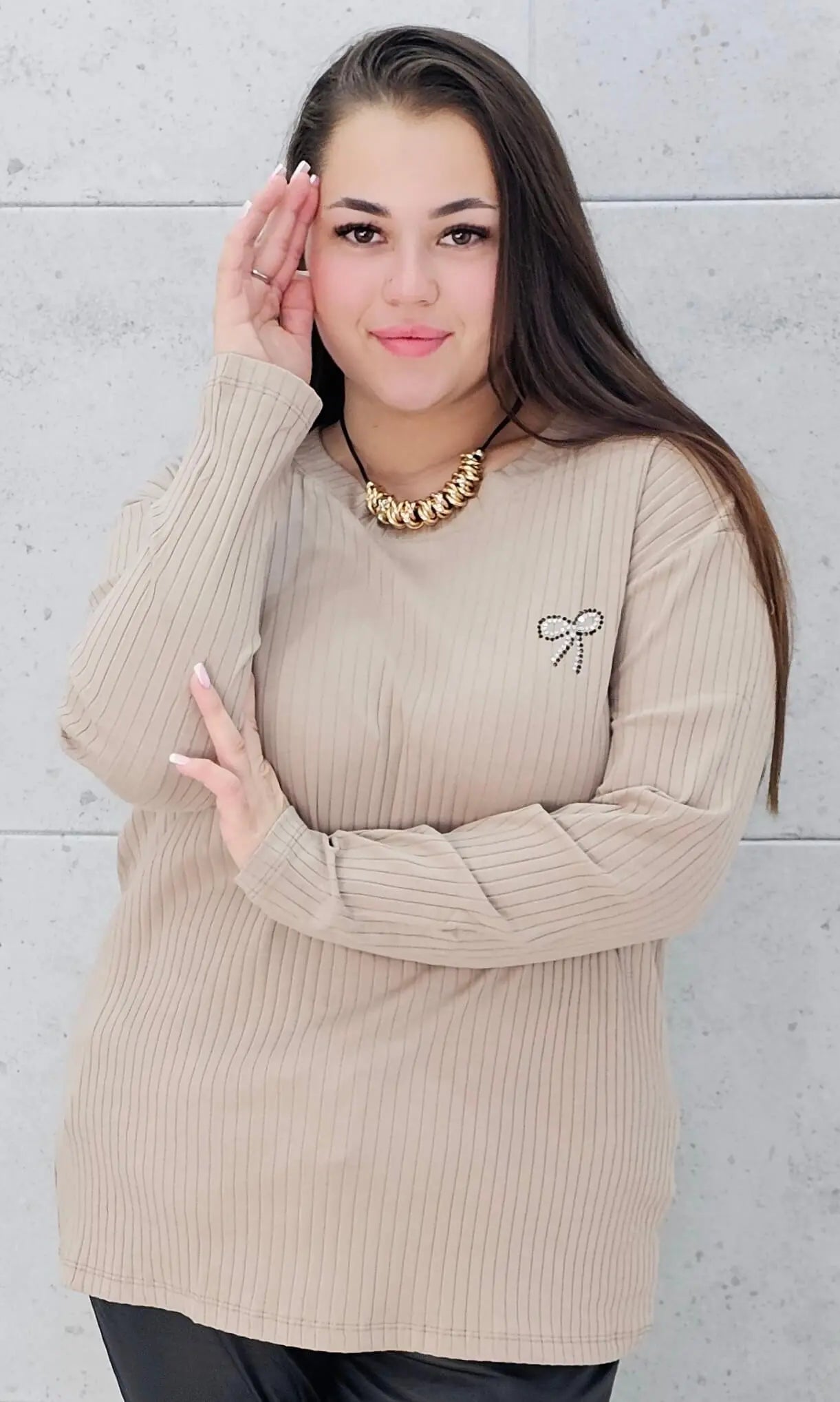 Bluzka plus size z kokardką – elegancka i wygodna propozycja dla każdej sylwetki Stylowa XL